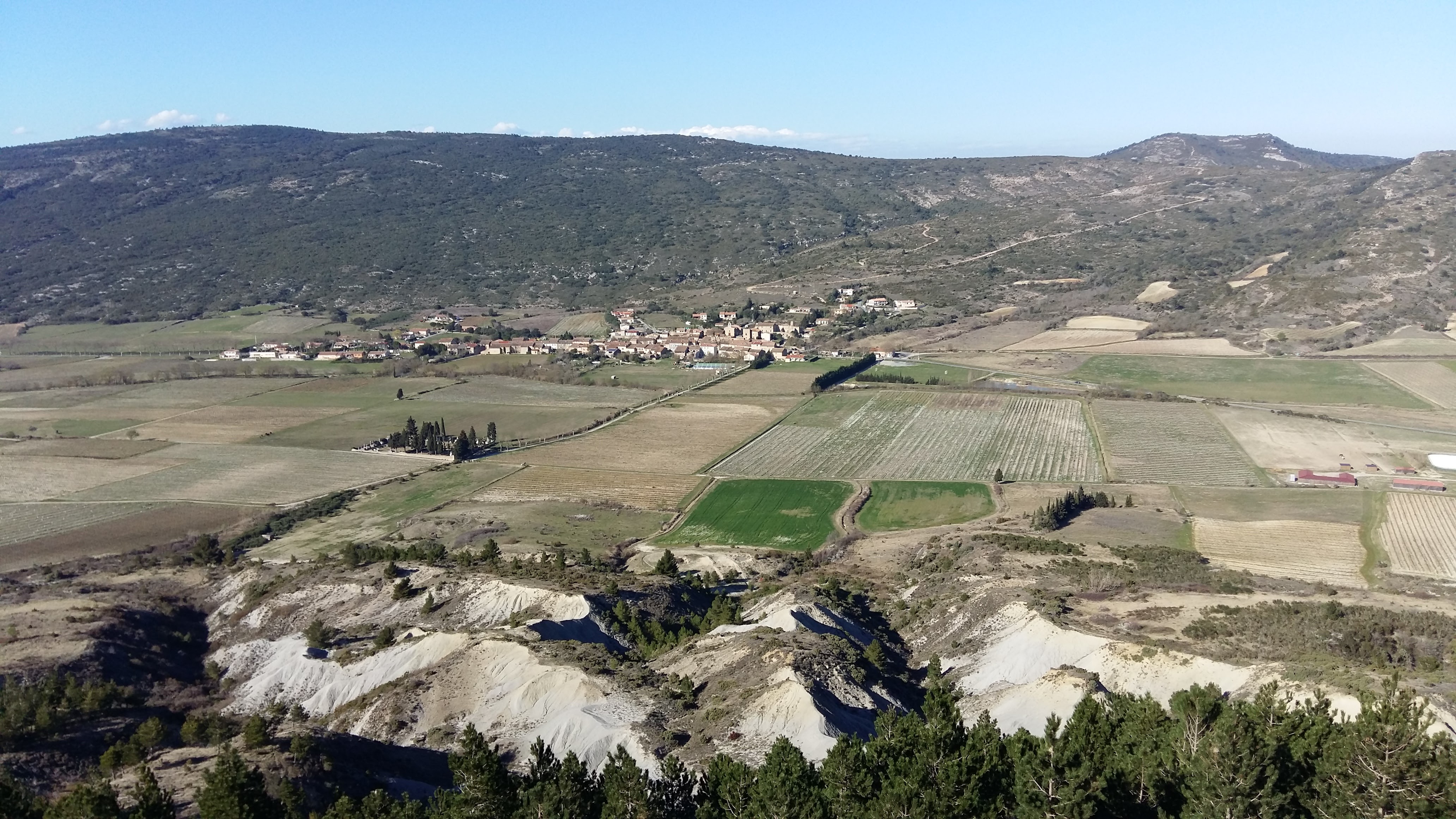 La charmante commune de Val-de-Dagne dans l’Aude (issue de la fusion de Pradelles-en-Val et Montlaur) est à la recherche d'un médecin généraliste pour son tout nouveau centre de santé (possibilité d’installation en libéral ou en tant que salarié) ! 

Venez profiter d'un cadre de vie exceptionnel au cœur des magnifiques Corbières, à seulement 25 minutes de Carcassonne, desservi par l'autoroute, la gare ferroviaire et l'aéroport. Vous serez également à 45 minutes de Narbonne, à 1 heure de Toulouse et Montpellier, à 1 heure de la Méditerranée et à 1h30 des Pyrénées. Proximité des lieux attractifs du territoire (Cité de Carcassonne, Canal du Midi, Châteaux cathares, Abbayes médiévales, sentiers de randonnées…).

Val-de-Dagne est une commune dynamique et attractive qui offre toutes les commodités : 
-	pharmacie, 
-	crèche, écoles maternelle et primaire, restaurant scolaire, garderies, city stade, aire de jeux, 
-	épicerie, marché local hebdomadaire, 
-	bistrot de pays, restaurants,
-	nombreuses associations culturelles et de loisirs, bibliothèque,
-	agences postales,  transports...

Rejoignez-nous et découvrez tout ce que Val-de-Dagne a à offrir ! ( http://www.commune-de-val-de-dagne.fr )

Contact auprès de la mairie au 04 68 24 08 09 / 04 68 24 04 99 - mairievaldedagne11@orange