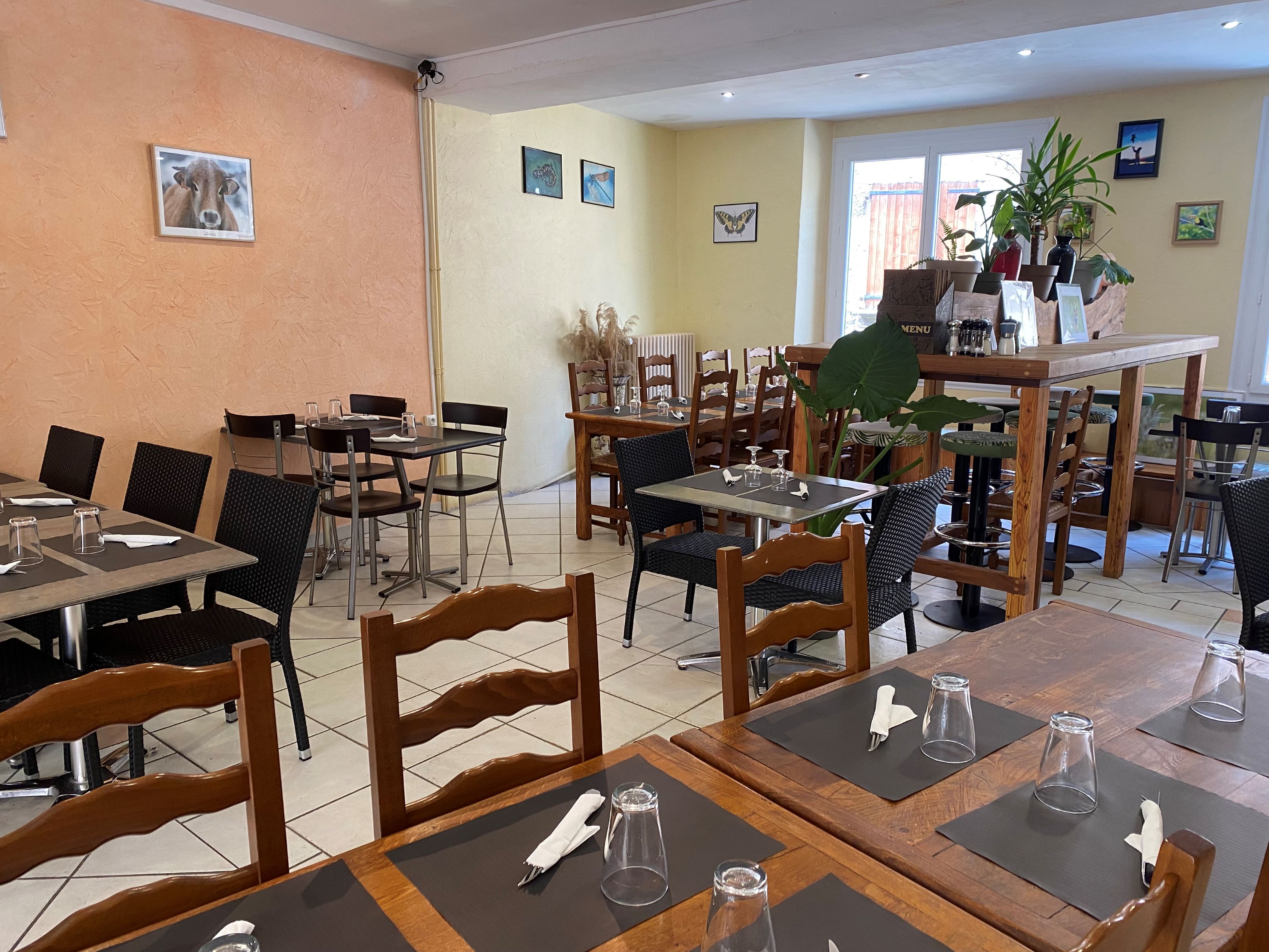 À reprendre, au cœur d’un village dynamique et touristique situé sur la quatrième étape du chemin de Saint-Jacques-de-Compostelle (GR65), un gîte d’étape avec restaurant, idéalement implanté à seulement 10 minutes de l’autoroute A75 (axe Clermont-Ferrand – Montpellier) et proche de tous commerces et services (médecins, école, poste).
 
Cet établissement à fort potentiel de développement se compose :
·  D’un gite d’étape (10 places), comprenant une chambre double spacieuse, un premier dortoir atypique (4 lits « cabanes ») avec salon et sanitaires partagés (1 WC, 2 douches) et un deuxième dortoir (4 lits simples) avec sanitaires privatifs. 
·  D’un restaurant comprenant une salle principale, lumineuse, entièrement aménagée (mobilier bois massif) en RDC ; une seconde salle à l'étage, idéale pour privatisation ou accueil de groupes, et deux terrasses calmes, sans vis-à-vis, fortement appréciées de la clientèle.
.  Annexes utiles au développement ou à la transformation du site : sous-sol d’environ 88 m², comprenant une cave (15 m²) et un vaste garage (60 m²) avec entrée indépendante.
 
Clientèle de pèlerins et de locaux. Établissement ouvert du 15 avril au 15 octobre.
 
L’établissement bénéficie d’un très bon référencement.
Développements possibles :
. Sur la partie hébergement (augmentation de la capacité d’accueil, aménagement d’un logement sur place)
. Sur l’optimisation des espaces (réagencements possibles pour développer ou diversifier l’activité).
 
Possible accompagnement du repreneur.

 Vente murs et fonds indissociable.
