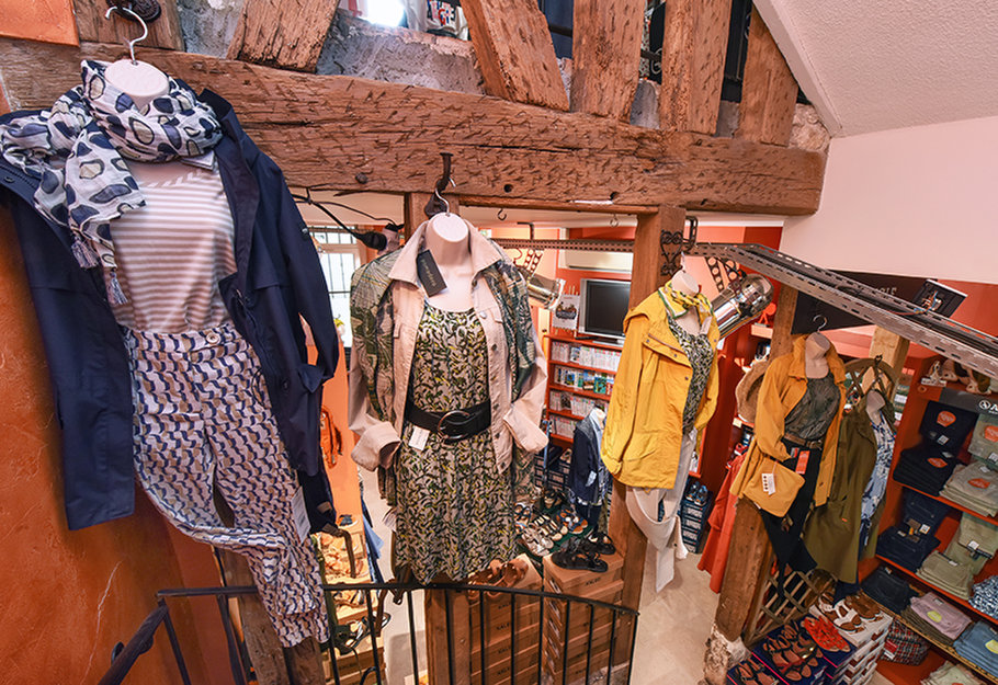 Située au cœur de Cosne-Cours-sur-Loire, cette boutique de prêt-à-porter féminin, chaussures et accessoires bénéficie d'une excellente notoriété. Elle attire une clientèle fidèle provenant du bassin Sancerrois, du Loiret et de la Nièvre, ainsi que des résidents secondaires et touristes, notamment parisiens.

Points forts du commerce :
•	Emplacement stratégique en centre-ville, offrant une visibilité optimale.
•	Offre diversifiée de vêtements, chaussures et accessoires de marques reconnues.
•	Clientèle locale fidèle et régulière.
•	Locaux en excellent état, sans travaux à prévoir, avec une bonne isolation thermique permettant une maîtrise des charges.
•	Affaire immédiatement exploitable. 

Données financières :
•	Chiffre d'affaires annuel : plus de 240 000 €.
•	Excédent Brut d'Exploitation (EBE) : supérieur à 40 000 €.
•	Prix de cession du fonds de commerce : 110 000 €.

Cette opportunité conviendrait parfaitement à une personne passionnée par le commerce de détail, souhaitant s'investir dans une activité rentable au sein d'une commune dynamique.

Pour plus d'informations ou pour manifester votre intérêt, veuillez contacter la Chambre de Commerce et d'Industrie (CCI) de la Nièvre via le site Transentreprise : https://www.transentreprise.com/offres/fiche/BFC240772C/boutique-de-pret-a-porter-chaussure-et-bagagerie/bourgogne-franche-comte/nievre/bourgogne-nivernaise