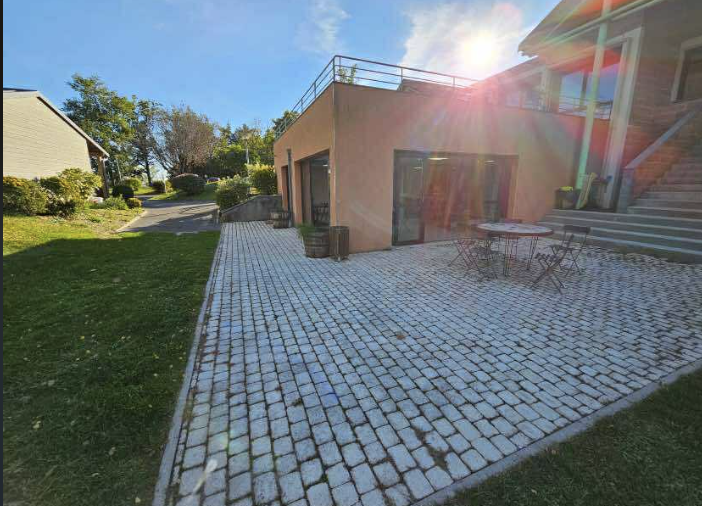 Le Domaine de Sangayrac propose en sous-location un restaurant à aménager et exploiter au sein de son complexe hôtelier, à Saint-Amans-des-Côts.
Le restaurant fermé depuis quelque année cherche à faire peau neuve. 

Caractéristiques du restaurant :

- Salle de restauration spacieuse et lumineuse
- Cuisine professionnelle à aménager selon votre projet
- Terrasse extérieure agréable
- Parking client accessible

Atouts du projet :

- Fort potentiel de clientèle avec le chantier EDF Montézic II, qui générera plusieurs centaines d’emplois et donc une demande importante en restauration et services

- Clientèle diversifiée : locale, touristique (lac, randonnées, campings, villages vacances), ainsi que groupes et séminaires accueillis sur place

 - Investissements à prévoir par le repreneur (four mixte)