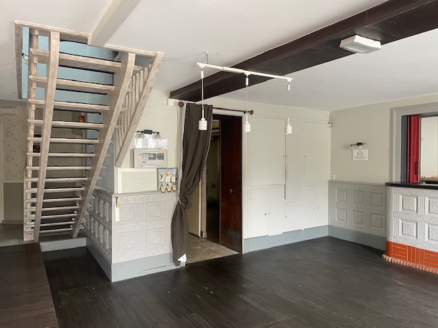 Les atouts :
situé en centre-bourg
établissement reconnu
grande capacité d'accueil
nombreuses possibilités
L’activité :

Ancien Hôtel-Restaurant : idéal pour créer une activité de chambres d'hôtes ou de gîtes ou pour une grande famille.

Opportunité unique pour un repreneur souhaitant redonner vie à ce lieu emblématique de la Creuse à rénover.

Fort potentiel pour relancer une activité de restauration (gastronomique, traditionnelle, atypique, etc.) et une activité d’hébergement.

Flux importants : voyageurs d’affaires et touristes.

Le local :

Bâtisse de 20 pièces de 540 m²

Au RDC :

- une spacieuse entrée pouvant accueillir une activité de bar,

- deux grandes salles de réception (une salle de 40 couverts et une autre de 30 couverts) idéales pour des séminaires, conférences et tables d'hôtes,

– un espace cuisine professionnel à rénover,

- WC avec accès PMR.

- différents petits espaces : bureau, cave, buanderie, chaufferie, vestiaires

À l'étage :

- 5 chambres avec salle d'eau et WC privés,

- 1 suite avec deux chambres, salle d'eau, WC séparés

- un espace bureau indépendant,

- un duplex privé de 140 m² comprenant une cuisine aménagée et équipée, un séjour, 2 salles d'eau, 2 WC et 3 chambres, dont 2 avec dressing.

Sous les toits :

Grenier avec une grande capacité de stockage.

En face de l’établissement :

- un petit terrain d'environ 350 m² avec terrasse (30 couverts maximum) à rafraichir, un garage et une dépendance (avec chambre froide).

L’environnement :

Nouzerines, commune de 255 habitants située au

nord-est de la Nouvelle-Aquitaine à la frontière de l'Indre, à 15 min de Boussac, 30 min de La Châtre, 1 heure de Montluçon et de Châteauroux.

Cette commune vivante dispose d'une école, de nombreux artisans, producteurs/éleveurs, une église romane inscrite à l’inventaire supplémentaire des Monuments historiques de 1963 et d'un lavoir rénové, ancien lieu de procession.

Nouzerines offre un cadre verdoyant à proximité de lieux touristiques: le Château de Boussac, les Pierres Jaumâtres, le lac de Sidiailles et de nombreux chemins de randonnée.

Informations pratiques :

Prix du bien net vendeurs : 205 000 €

L'activité a cessé en février 2024, laissant les locaux vides en attendant un nouveau projet.

Plus de photos sur demande

Aide(s) possible(s)
La municipalité est prête à accompagner les porteurs de projets sérieux dans leur installation (mise en relation, communication locale…).