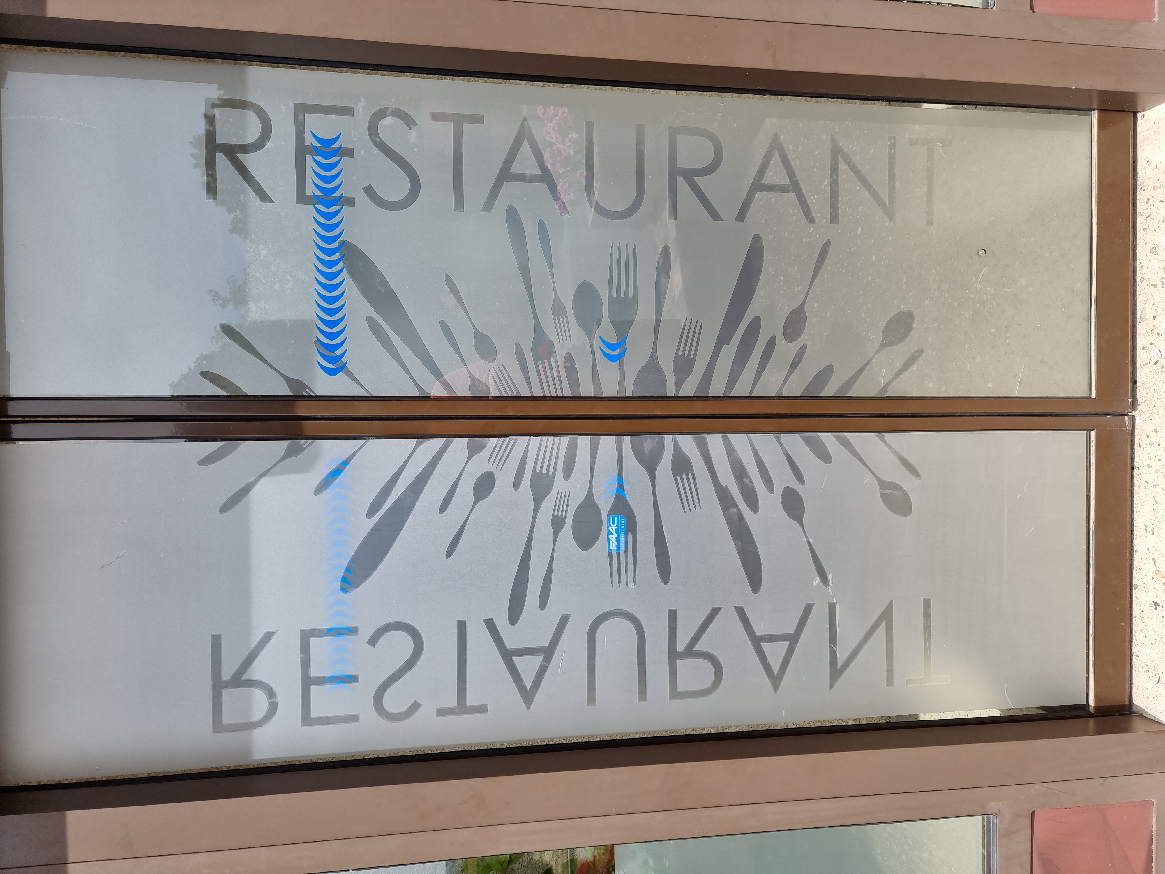 À céder, fonds de commerce de restaurant-bar exploité depuis 2007, situé au cœur des “3 terres”, au carrefour de la Haute-Loire, du Puy-de-Dôme et de la Loire. L’établissement bénéficie d’un environnement de passage intéressant et d’une clientèle locale fidèle, dans une zone de chalandise élargie par la proximité de plusieurs départements. L’activité bar avec licence IV et l’activité restaurant sont bien séparées par la cuisine, ce qui offre une organisation fonctionnelle et confortable. La salle de restaurant est très grande, avec une
capacité d’environ 60 à 65 couverts, et un agencement adapté à une restauration traditionnelle ou conviviale. Le fonds est exploité avec du matériel professionnel (four à pizza, four vapeur, chambre froide, etc.) permettant une reprise dans de bonnes conditions. À ce jour, l’activité n’est pas pleinement exploitée, l’ouverture étant principalement concentrée sur les services du midi, ce qui laisse de réelles perspectives de développement sur les soirs, les week-ends ou des prestations complémentaires. Le local est exploité dans le cadre d’un bail commercial 3-6-9, la mairie étant propriétaire des murs. Le loyer annuel est d’environ 6.445 € HT. Un logement de fonction T3 d’environ 90 m² est également disponible pour un loyer de 220 €. Il existe par ailleurs un potentiel d’évolution vers une activité de chambres d’hôtes, sous réserve de travaux et d’aménagement des chambres. Prix de vente : 49.000 €. Atouts de l’entreprise : ·Emplacement stratégique au carrefour de trois départements. · Clientèle locale fidèle et passage régulier. · Activité bar et restaurant
bien distinctes et fonctionnelles. · Grande salle de restaurant. · Licence IV incluse. · Matériel professionnel en place. · Activité non pleinement exploitée, donc fort potentiel de développement. · Possibilité d’ouvrir davantage en soirée et le week-end. · Logement de fonction T3 disponible à faible loyer. · Potentiel de développement en chambres d’hôtes. · Mairie propriétaire des murs. · Possibilité
d’accompagnement par le cédant. L’entreprise est exploitée en entreprise individuelle. Le cédant part à la retraite et souhaite transmettre son affaire dans de bonnes conditions, avec la possibilité d’un accompagnement du repreneur pendant environ 3 mois. Un Renault Kangoo de 2019 pourra également être cédé en supplément du fonds si nécessaire. Merci de vous adresser au conseiller CCI pour étudier les subventions possibles en cas d'investissements (rénovation, matériel, mobilier etc.).