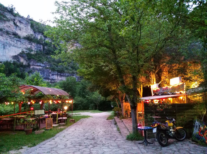 Dans l’un des sites les plus emblématiques des Gorges du Tarn, un restaurant -pizzéria-bar est à céder.  
Il se situe dans un hameau touristique, fortement fréquenté en période estivale.
L’établissement saisonnier se trouve en bordure du Tarn, avec un accès direct à la baignade, cette oasis accueille essentiellement des touristes.
Le restaurant dispose d’une salle de 25 couverts et de plusieurs terrasses ombragées, pour une capacité totale de 100 couverts.
L’établissement est situé sur un terrain d’un hectare, la partie arborée en bordure de plage est équipée d’une buvette indépendante et de 20 tables de pique-nique.
Le lieu permet d’accueillir des concerts.
Pas de salarié à reprendre.

Vente du fonds de commerce : 55 000€ 
Bail commercial : 1 024€ / mois comprenant la licence IV.