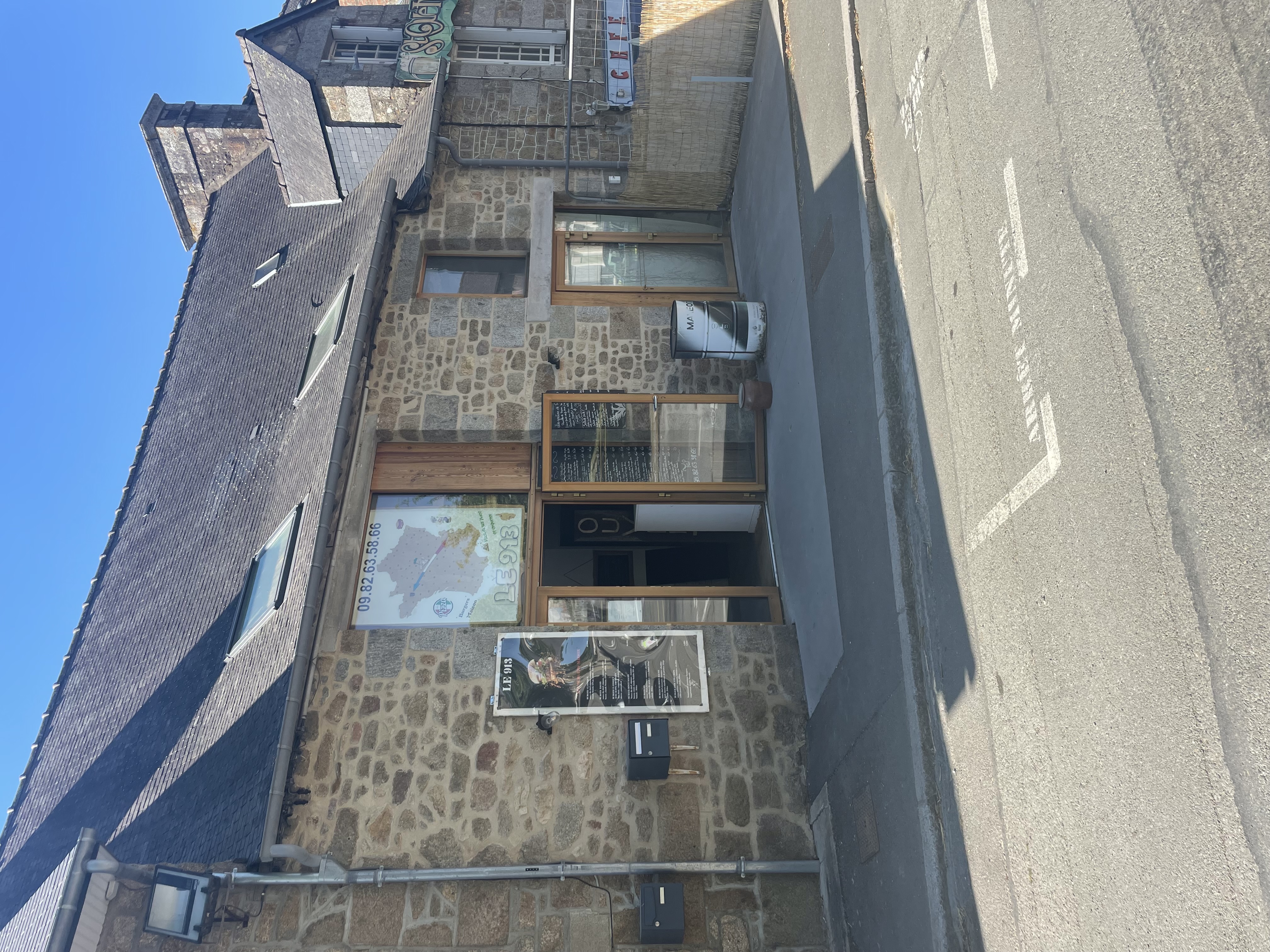 À vendre — Fonds de commerce Restauration rapide — Pizzas, Burgers — Le 913

Village dynamique de 1500 habitants — Clientèle locale fidèle — Activité en pleine croissance

Commerce clé en main, rentable et en pleine progression, avec Licence IV et potentiel de développement.

⸻

Situé au cœur du village, je vends mon fonds de commerce de restauration rapide (pizzas, burgers, plats à emporter) départ rapprochement familial 
(Aucune concurrence, possible dans le village, ce qui est un plus non négligeable)
CA 2024 intéressant en hausse de +20% 
Chiffre sur demande sérieuse 
Loyer attractif : 450 HT€/mois
Local communal avec Licence IV mise à disposition (grosse augmentation possible du chiffre  en ouvrant le bar grosse attente de tout le village et de la Mairie, hésitez pas à les appeler)

Cuisine en cours d’agrandissement (20 m² supplémentaires — travaux pris en charge par la mairie).
Matériel complet et récent : double four à pizzas, saladette, pétrin, friteuse, plaques induction, réfrigération, caisse aux normes, etc.

Ouvert 5 jours/7 — Belle notoriété locale
(voir les commentaires sur Internet)
 — Clientèle fidèle
Fort potentiel de développement (bar, terrasse, nouveaux services…)

Prix de vente 80000  — étude de dossier sérieuse uniquement et qui a surtout l’esprit village très important..