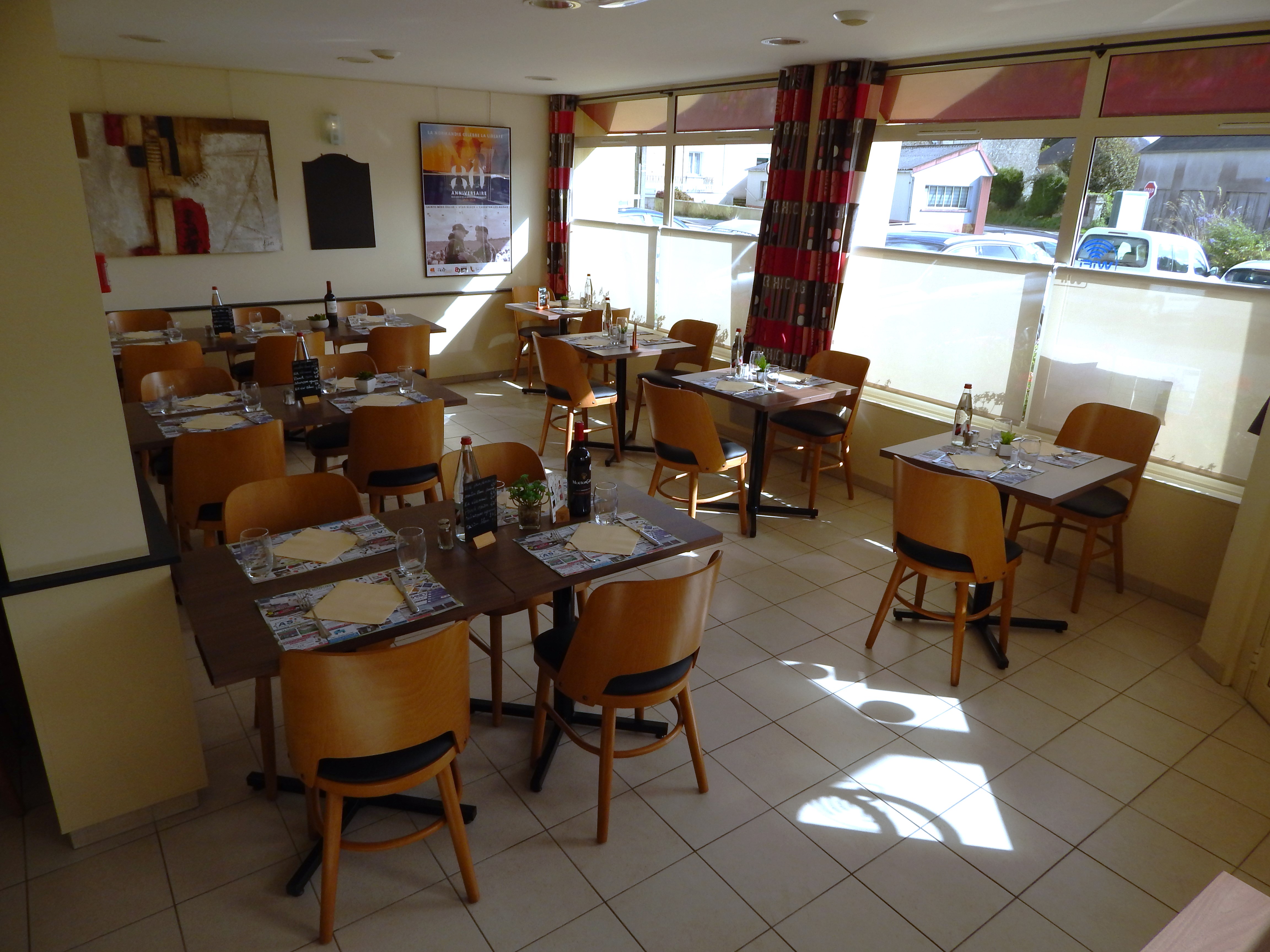 Restaurant, crêperie, bourg de 3000 habitants, proche Sainte Mère Eglise (site du débarquement 1944).
2 salles avec une capacité totale de 42 personnes.
Terrasse extérieur coté jardin.
Idéal pour un couple.
Places de parking devant le restaurant.
Cuisine avec grillades, friteuse, 2 galetières, four mixte, salade chef, 4 feux vifs, plaque cuisson, armoires réfrigérées  positive et négative.
Logement au dessus sur 2 niveaux avec 3 chambres, une grande pièce de vie, 2 salle d'eau, 2 WC.
Prix affiché murs et fond de commerce.