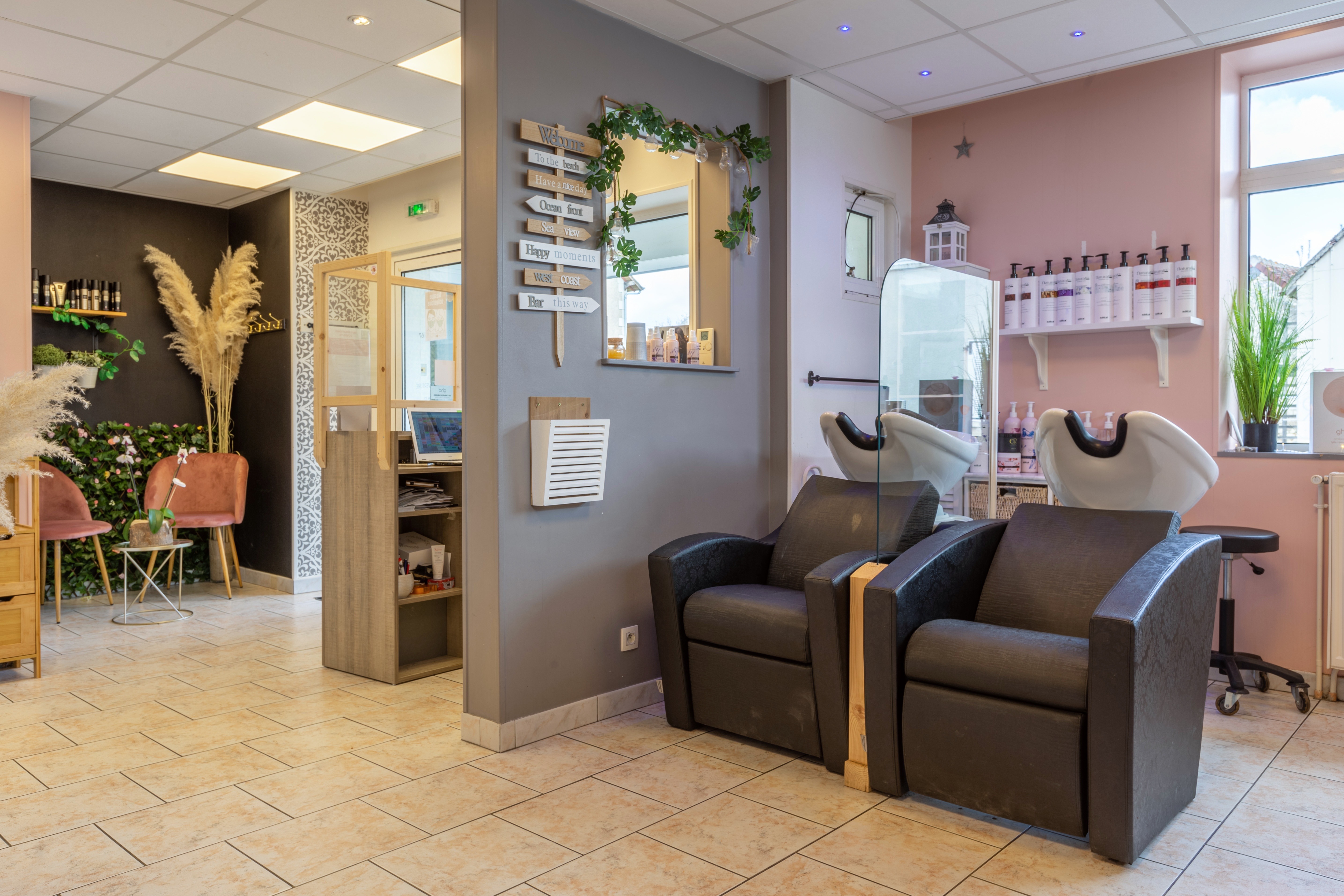 ✨ Salon de coiffure à vendre – Opportunité rare en village ✨

À vendre salon de coiffure clé en main, situé à Lys, petit village agréable, bénéficiant d’une clientèle très fidèle et régulière, acquise depuis plusieurs années.

🔑 Le salon sera entièrement repeint en avril, offrant un espace modernisé et prêt à accueillir le/la futur(e) repreneur(se) dans d’excellentes conditions.

🔹 Caractéristiques du salon :
	•	Loyer très bas (rare )
	•	Place de parking
	•	4 places de coiffage
	•	2 bacs
	•	1 fauteuil barbier
	•	Climatisation
	•	Arrière-cuisine (idéal pour stockage et pauses)
	•	Salon lumineux, fonctionnel et très bien entretenu

💼 Idéal pour :
	•	Une première installation
	•	Un(e) professionnel(le) souhaitant reprendre une activité stable
	•	Un projet coiffure / barbier / mixte

📍 Environnement villageois calme, avec une excellente relation de proximité avec la clientèle.

📩 Plus d’informations et visites sur demande – contact en message privé.