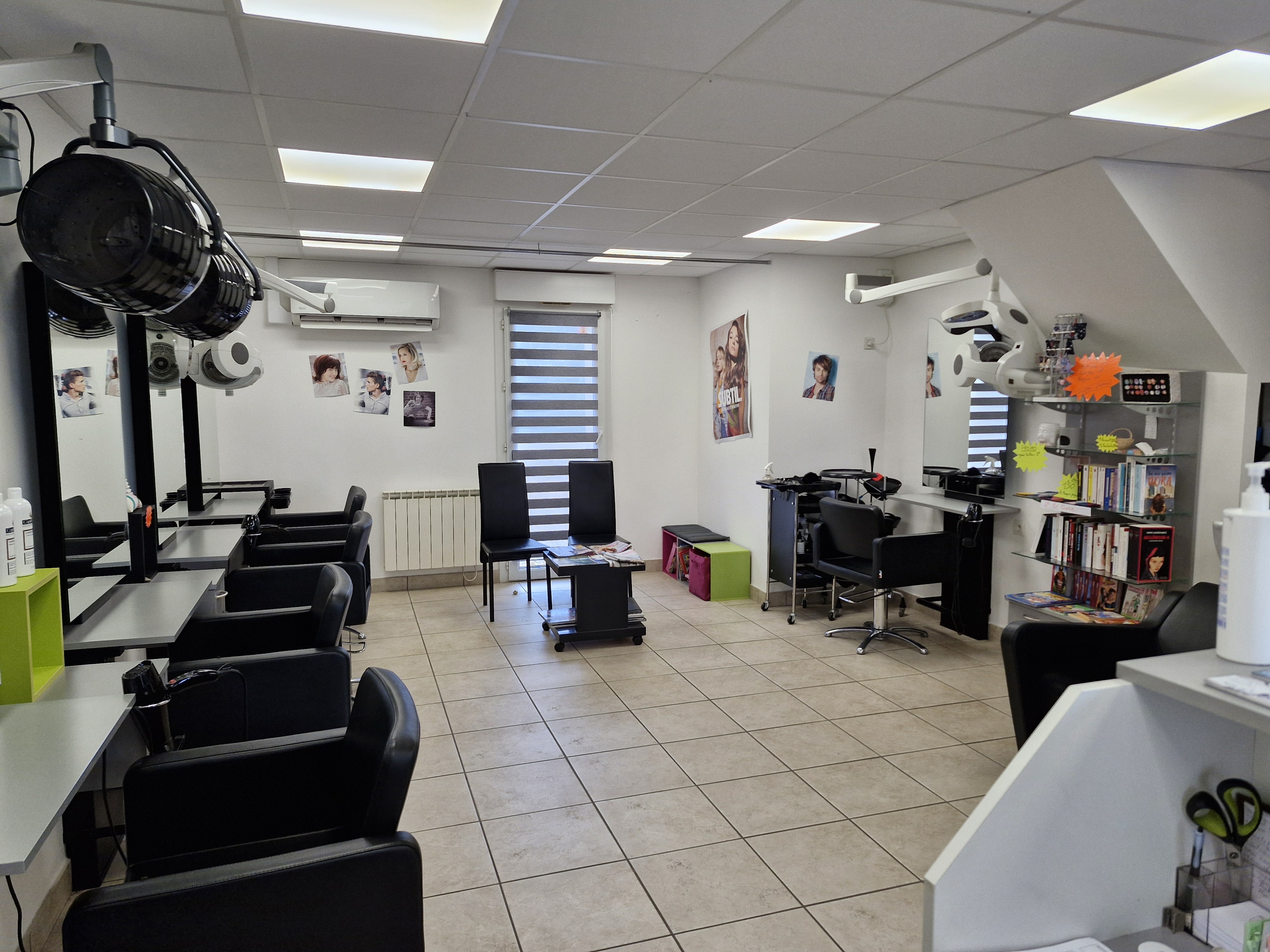Bonjour
Je vends mon fonds commerce avec le mobilier et les accessoires.
Pas de travaux à prévoir, une bonne clientèle, des parkings autour du salon, petit loyer dans une commune dynamique.
Le salon et sa clientèle vous attends.
N'hésitez pas à m'appeler pour plus d'informations ou par mail
Stéphanie