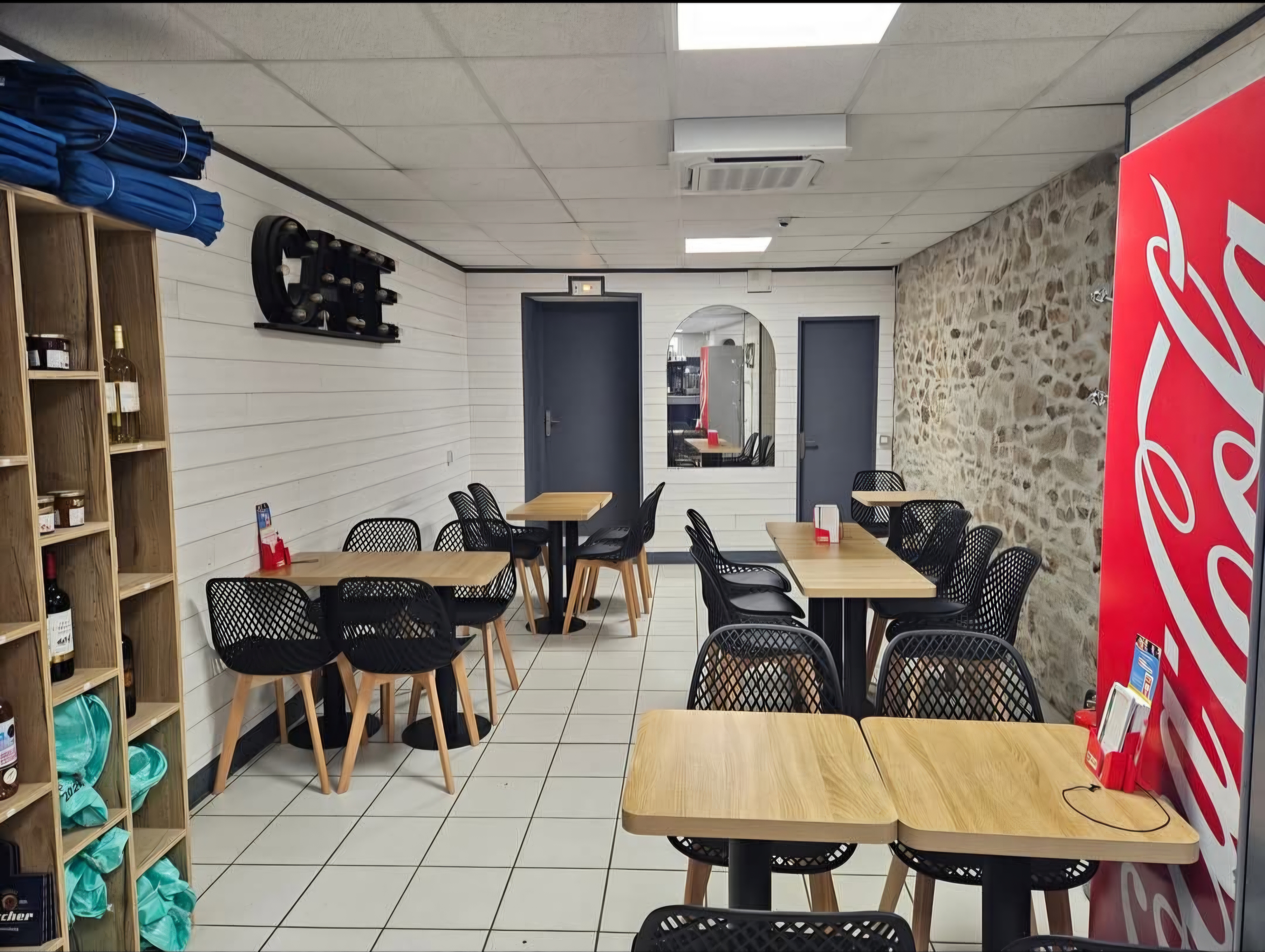 Tabac Loto Loterie Presse PMU Cadeaux et espace café-boissons sans alcool .Situé en proche périphérie de Limoges. Etablissement spacieux, environ 100 m², en parfait état (établissement refait en 2019 mobilier et sécurité). Magasin très lumineux, poste de travail fonctionnel. capacité intérieure 20 places assises. Parking en devanture et à proximité.
EBE proche des 100 K€