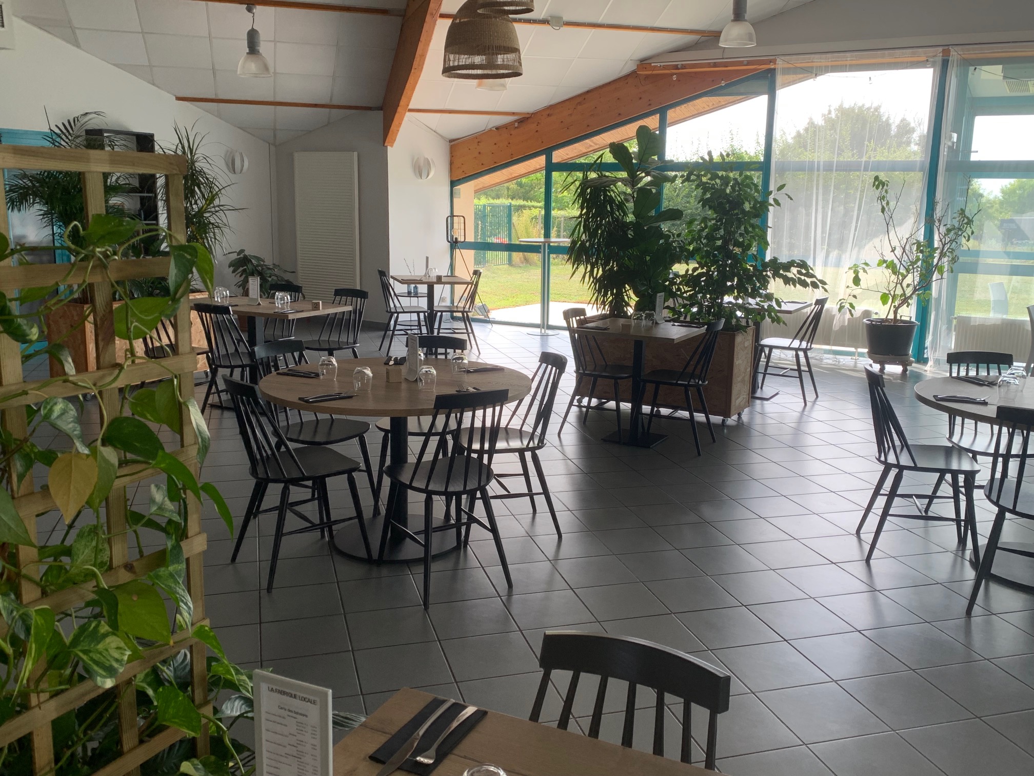 Fonds de commerce à reprendre (pour départ en retraite) : établissement de restauration traditionnelle, activité traiteur/livraison et accueil de réceptions, implanté au cœur de la zone d'activité Node Park Touraine, à Tauxigny-Saint-Bauld, sur un axe très emprunté entre Tours et Loches. Zone regroupant environ 1 600 emplois.

Trois activités complémentaires : restauration traditionnelle servie les midis en semaine, prestations traiteur à emporter ou à livrer (axe de développement identifié), et réception (mariages, repas de famille, repas d'entreprise).

Clientèle fidèle, principalement issue des entreprises de la zone d'activité, complétée d'une clientèle de particuliers et professionnels pour la réception. Peu de concurrence directe recensée sur le secteur.

Le local est prêt à exploiter immédiatement : superficie totale de 560 m², cuisine de 70 m² entièrement équipée (dont espace pâtisserie climatisé, 3 chambres froides dont une négative), salle intérieure de 200 m² + véranda de 80 m² (jusqu'à 120 couverts), espace extérieur clos de 1 800 m² avec terrasses et tentes de réception, parking de 50 places.

CA moyen actuel entre 200 et 250 k€, réparti entre restauration et réception.
Prix de vente du fonds de commerce (matériel, droit au bail, clientèle) : 50k€.
Loyer € 1100€HT.

Opportunité idéale pour un couple, avec un profil cuisine et un profil salle/gestion, souhaitant reprendre un établissement immédiatement exploitable et développer ses différentes activités.
