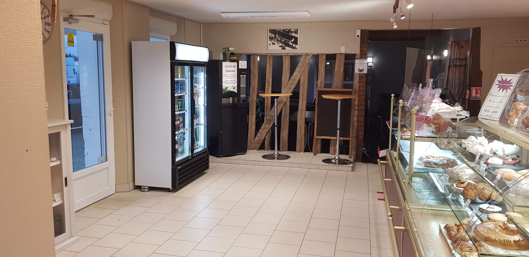 A vendre boulangerie pâtisserie snacking, licence IV et tabac (possibilité de l’arrêter), possibilité restaurant, bar tabac….
FERMETURE SAMEDI ET DIMANCHE. Ouverture du lundi au vendredi 7H00 19H00. 6 semaines de congés annuel.
1 vendeuse temps plein. 1 pâtissière 38h50.
FOUR AU FIOUL très bien entretenu, COMPTEUR BLEU
Travail avec le passage et les usines aux alentours Axe routier national 10. Grand parking.
Contrôle Véritas février 2025 vierge. 
Bail jusqu’en septembre 2027.
Loyer 1804,50 + charge env. 100 €
10 quintaux.
Chiffre d’affaires 300 645 Euros.     Prix de vente 130 000 €.
Possibilité d’acheter les murs via les propriétaires.
Très bonne affaire avec plein de possibilités, beaucoup de potentiel et de développement possible. Belle salle de snacking pouvant accueillir 14 personnes + terrasse d’environ 20 personnes.
Grande surface de vente, machine à café, vente de produits artisanaux et locaux et vente de produits de première nécessité qui peut être développée.
Vente du journal de la région mais la presse peut être développée également.
Labo pâtisserie et snacking, 1 fournil, vestiaires homme et femme avec WC. La disposition est faite en sorte que la marche en avant soit respectée. Tous les compresseurs froids ont moins de 6 ans sauf vitrine snack et une chambre de fermentation. Les cuves à fioul sont aux normes avec une réserve toute utilité.
Pour plus d’informations et de photos n’hésitez pas à nous contacter.
Labo pâtisserie :
Congélateur surgélateur Bongard 4 portes de 2020.
Chambre froide d’environ 6m2.
Tour réfrigéré 4 portes.
Four ventilé 4 plaques Panimatic.
Étuve Panimatic 12 plaques.
Batteur 20L.
Lave main à cellule.
Congélateur bahut.
2 fenêtres vue sur la vallée.
Chauffe-eau de 2023.
Fournil :
Pétrin Phebus de 40 litres de pétrissage axe oblique.
Diviseuse JAC rectangulaire 20 pâtons.
Façonneuse Bongard.
Repose pâtons JAC BM230.
2 chambres de fermentation contrôlée Panimatic.
Plan de travail bois avec laminoir Panirecord.
Four Bongard Cervap à fioul avec système de buée refait avec adoucisseur.
Lave main à genoux.
Porte sur extérieur et 2 lucarnes.
Couloir :
3 congélateurs portes.
Petite réserve ou possibilité d’en faire une douche (déjà installée).
Vestiaire homme avec toilettes
Vestiaire femme avec toilettes
Boutique :
Vitrine négative de vente.
Double vitrine positive.
Vitrine à boisson.
Vitrine pâtisserie 1m30 de long.
Vitrine viennoiseries 1m30 de long.
Vitrine snacking 2m10 de long.
Rayon à pain en fer forgé.
Microns ondes.
2 climatiseurs réversibles.
Point d’eau avec évier.
Trancheuse à pain.
Un meuble vitrine pour les produits locaux.
2 meubles vitrines.
Machine à café libre-service (café grain) sans contrat appartenant à la boulangerie.
À l’entrée un bar.
Une réserve arrière-boutique pour tabac, boisson, emballage…. Qui descend sur un grand garage (personnel) avec un ancien caisson actif pour stockage sec et celui-ci dessert une pièce pour le stockage de 2 grands congélateurs bahuts pour la boulangerie, et une grande pièce pour le stockage de la boutique (matériel éphémère …)
Porte d’entrée et de sortie vitrées et 3 ouvertures de murs vitrées.
Très belle luminosité.
Salle de snack :
Capacité 14 places.
Grande baie vitrée double porte sur terrasse. 
Côté personnel (environ 110m2) :
Belle habitation qui est attenante à la boulangerie mais avec entrée personnelle séparée et distincte.
La liaison entre le perso et le pro se fait par une pièce d’eau et WC.
3 chambres.
1 SDB baignoire avec WC et velux.
La cuisine et salle à manger est en contrebas du salon et donne directement sur une terrasse d’environ 40m2 sans vis à vis avec vue dégagée.
Pièce attenante à la cuisine (qui peut servir de buanderie).
Pièce chaufferie avec chauffage fioul et cave.
Le tout sur terrain d’environ 4000m2 reparti entre parking, jardin (env. 500m2) et clôturé et terrain attenant.
Système d’épuration en fosse septique accessible.
Grand portail qui permet de rentrer les véhicules dans le jardin.
Ensemble propre et entretenu.
Grenier non isolé sur toute la longueur du bâtiment.