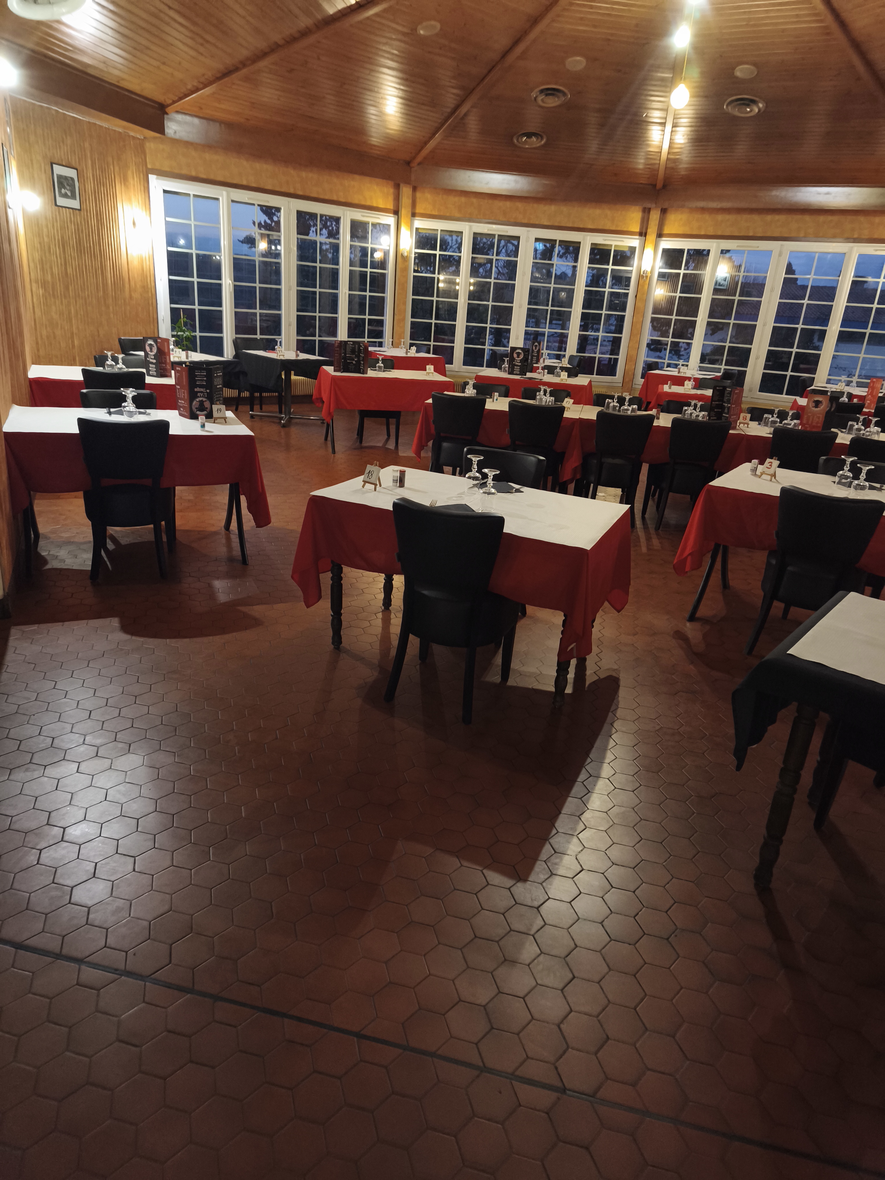 Restaurant prêt à l emploi. Fonctionnelle, Terrasse,salle séminaires salle de bar salle de restaurant ,cave ,bureau , vestiaire, grand parking,axe très passant, zone commerciale.convention avec hôtel sur le même parking.grande possibilité de développement,
CA actuelle sans publicité.
Vente cause  retraite et non reprise par les enfants.