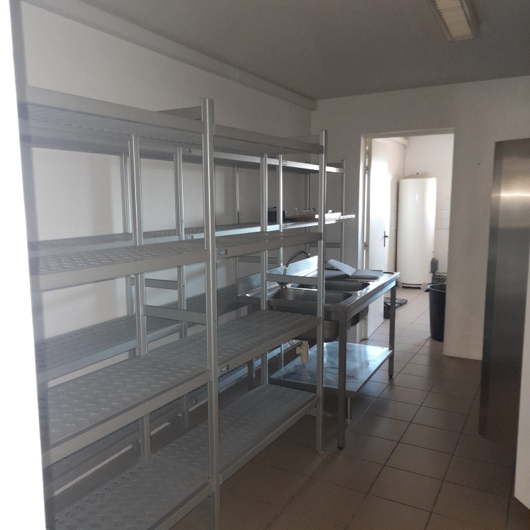 Location restaurant - bar- multiservices de village vide avec licence 4
Cuisine équipée de  :
- 2 armoires réfrigérées positives
- 1 armoire réfrigérée négative
- 1 hotte
- 2 tables inox
et rayonnages