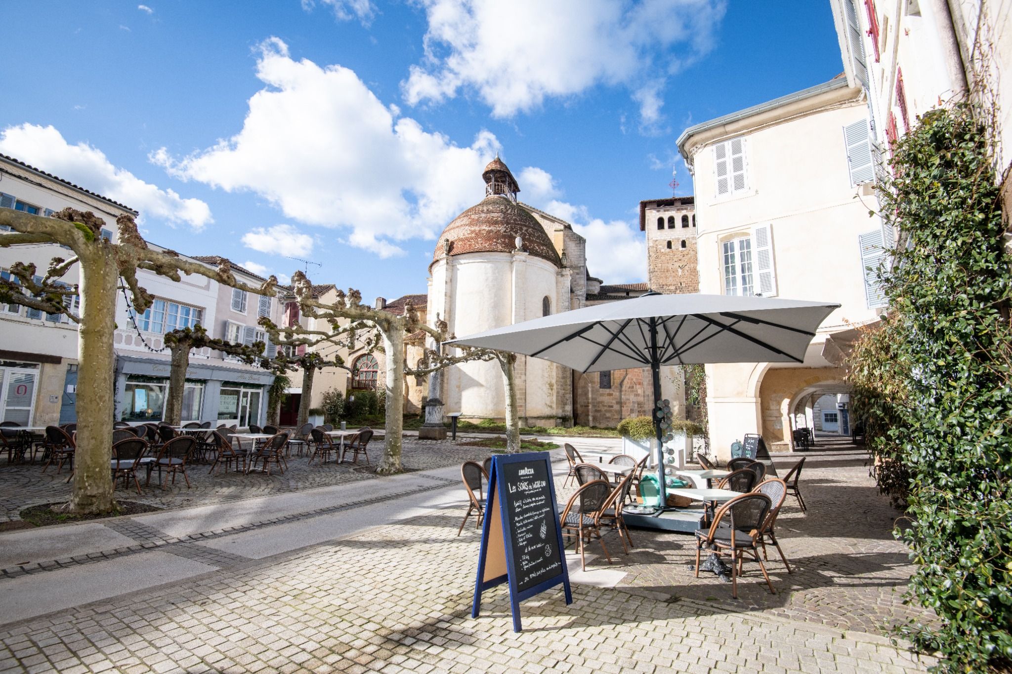 Au pied de l’abbatiale classée à l’UNESCO, sur la conviviale place de Verdun fraîchement rénovée, découvrez un immeuble traversant du 18ème siècle, alliant charme patrimonial et fort potentiel commercial et résidentiel. Ce bien unique séduira entrepreneurs, investisseurs ou amoureux de l’ancien souhaitant allier lieu de vie et activité professionnelle dans un cadre exceptionnel.
------------------------------------------
Un café emblématique, clé en main

L'établissement, à cheval entre salon de thé/café et bar à tapas le soir avec une carte de produits locaux, 
- Activité : Salon de thé/café le jour, bar à tapas le soir – fort potentiel de développement (soirées à thème, événements). 
- Surface : 42m² (cuisine ouverte 7m² équipée : tireuse, frigo, machine café, etc.) + toilettes PMR
- Salle : 32m² (20 couverts assis) + terrasse de 62m² (20m² ensoleillée + 42m² sur la place à l’ombre des platanes)
- Atouts : Notoriété locale avec les communes alentour, clientèle fidèle d’habitués, beaucoup de visiteurs (touristes/ pèlerins), décoration vintage réussie, vitrine d’époque sculptée. 
- Événements annuels majeurs (5 jours de fêtes, marchés hebdomadaires et nombreuses animations festives et culturelles de la ville )
- Bail locatif : Revenus actuels de 800€/mois (à redéfinir)
- Prix fonds de commerce : 60 000 € (matériel, mobilier, licence IV)
------------------------------------------
Un immeuble traversant aux volumes remarquables

L’immeuble s’étend de la place de Verdun à la rue des Ursulines et se compose de 4  espaces distincts :

Bloc A - Partie habitation
- Au premier: salon avec cheminée ancienne, menuiseries d’époque et cuisine avec vue exceptionnelle sur l’abbatiale
- Chambre et grande salle de bain et toilettes séparées, au second
- Le tout desservi par une cage d’escalier spectaculaire (30 m² au sol, 9 m de haut) avec verrière

Bloc B – Espaces à fort potentiel
Salle de 55 m² donnant sur le patio (accueil d’événements pour 100 personnes, activités culturelles, coworking…)
Pièces de 37 m² et 18 m² au premier étage (magnifique parquet en damier et cheminée marbre), Trois pièces desservies à rénover au second étage
Combles aménageables (27 m² loi Carrez)

Bloc C - Coursive type patio
Sans vis à vis, calme, de caractère avec colonne en brique, pierres apparentes avec une passerelle qui relie le bloc B au D. Idéal pour ceux qui aiment les petits écrins de fraîcheur nécessitant peu de jardinage (avec un puits, pratique!). 

Bloc D - Garage & terrasse 
Garage de 40m2, pouvant accueillir un véhicule avec un escalier qui mène à une terrasse ouverte, avec colombage, très agréable avec vue sur la coursive et les beaux jardins de Saint-Sever de la rue des Ursulines. 

Projets possibles
- Extension de l’activité commerciale sur l’ensemble du RDC (étude architecte et PMR/incendie déjà réalisée) avec une séparation habitation / commerce facilitée grâce à l’entrée indépendante. Utilisation de la cour pour les fêtes locales (rue Ursulines).
- Division de l’immeuble en deux bloc envisageable (devis géomètre disponible)

Informations pratiques

- Surface totale utile 300m2 (hors combles aménageables, bloc garage et  terrasse couverte). 
- Travaux réalisés (de 2020 à 2025): toiture de l’ensemble des blocs et garage, fenêtres extérieures en double vitrage, chaudière gaz nouvelle génération, électricité et isolation bloc A
- Travaux à prévoir : reprendre la verrière, l’isolation du second bloc, le rafraîchissement de façade extérieur côté cours et ses volets, l’aménagement et le réseau d’eau/électricité du second bloc avec création de points d’eau supplémentaires. 
- Prix: 290 000 € (immeuble) + 60 000 (fonds de commerce). 
- Taxe foncière : 1 347 € (habitation + commerce)
- Dépenses énergétiques habitation (gaz +électricité ): 1 310 € en 2025 
- Diagnostics : réalisés 2020, en cours de mise à jour

📸 Plus de photos, descriptif détaillé, bilans, devis, plan archi et documents sur demande
📍 Bien rare – visite indispensable pour en saisir tout le potentiel