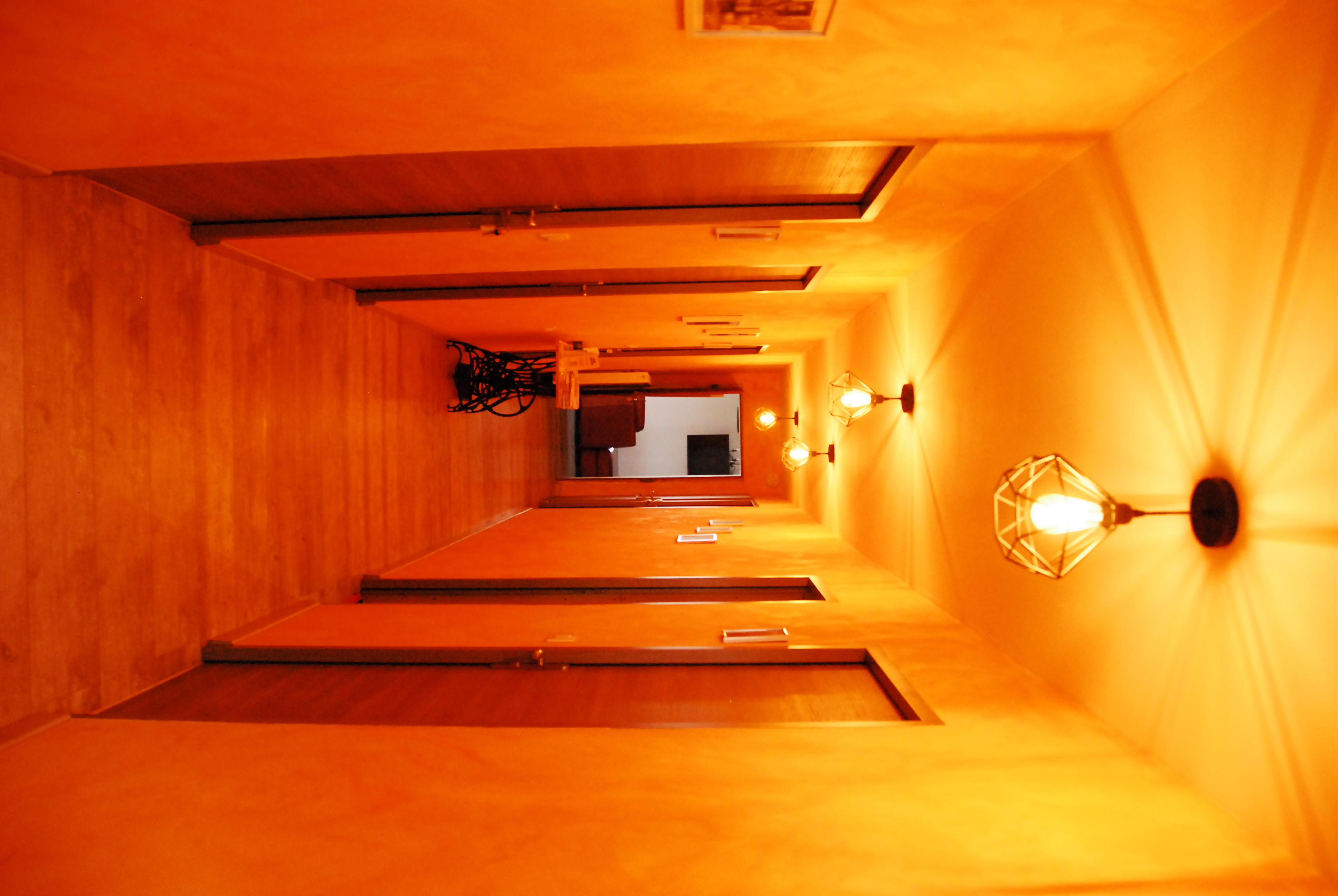 Située entre Ambert et Issoire, au cœur du Livradois Forez, cette grande maison meublée d’environ 370 m² sur un terrain de 985 m² offre une belle opportunité pour développer une activité de chambres d’hôte avec rentabilité immédiate (gîte de France).

Affichée au prix de 328 500, elle se compose de 12 pièces, dont 8 chambres et 6 salles de bain, réparties sur trois nivaux. L’ensemble à bénéficié de travaux récents et de qualité.


Au rez-de-chaussée se trouve une cuisine ouverte équipée, rénovée en 2024, une grande salle à manger avec une cheminée, une chambre perso avec salle de douche privative ainsi qu’un garage, une chaufferie et un vestiaire

Au 1er étage se trouve un salon avec billard, donnant accès à une partie dédiée à l’activité de chambres d’hôtes. On y trouve 4 chambres, chacune équipée de lits doubles en 160 cm, de placard et de leur salle de bain et WC privatifs. Un accès extérieur mène directement au jardin, offrant aux hôtes une indépendance totale. Tout le matériel, les literies et le linge sont en excellent état, prêts à être exploités sans délai.

Au deuxième étage, les travaux principaux sont déjà réalisés. Ce niveau peut accueillir trois chambres supplémentaires, une salle de bain et un séjour avec cuisine. Des travaux restent à prévoir mais le potentiel pour développer encore l’activité est réel.


La maison est équipée d’une chaudière à granulé à bois de 35 kW, assurant une chauffage performant et économique. L’eau chaude sanitaire est produite par une système solaire.

L’isolation a été particulièrement soignée : 12 cm dans les murs avec doublage en placo, 40 cm en toiture et l’ensemble des menuiseries en double vitrage sont récentes. La toiture est neuve, étant été refaite il y a 2 ans. Les diagnostics indiquent une classe énergétique C et des émissions de gaz à effet de serre A, témoignant d’une bonne performance énergétique.

À l’extérieur, la propriété dispose d’une terrasse, d’un jardin, d’un parking, d’une cave et d’un vestiaire. elle est reliée au tout à l’égout et bénéficie de la fibre optique

Les commerces de proximité (boulangerie, épicerie) se trouvent à quelques pas.


L’hébergement est situé en zone de revitalisation rurale et vous permet de bénéficier de dégrèvement fiscaux a confirmer avec votre comptable. Le réseau Entreprendre en Livradois-Forez peut vous accompagner techniquement dans la création de votre activité.