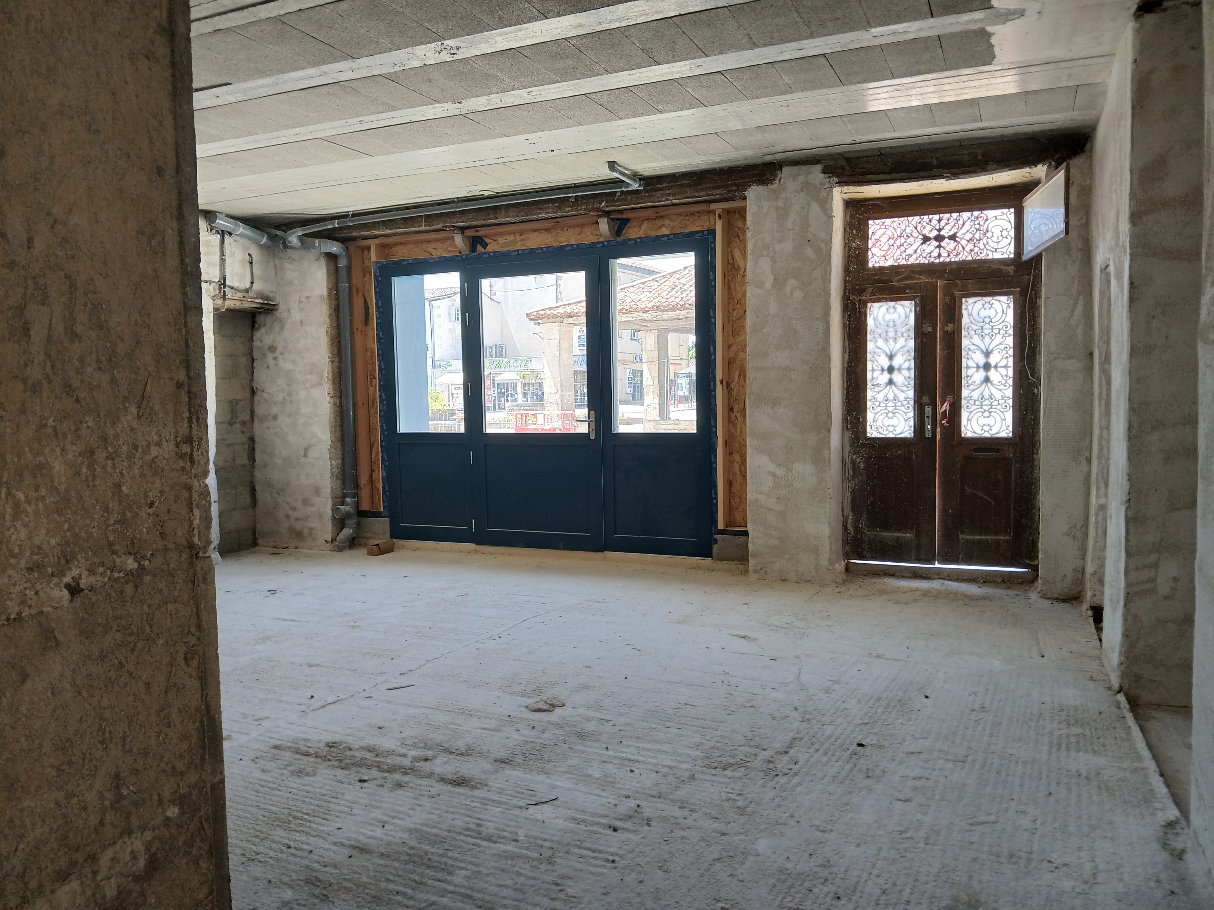 En centre-ville de Chef-Boutonne, Petite Cité de Caractère (Sud Deux-Sèvres, à 15 mn de la Nationale 10), un local commercial, situé en rez-de-chaussée, possède une superficie de 126 m² de plain-pied, comportant 3 pièce :
-Une pièce disposant d’une vitrine et d’une porte vitrée ouvrant sur le Passage des halles ; 
-Une pièce contigüe à la première disposant de deux fenêtres donnant sur le Passage des halles ;  
-Une pièce contigüe à la première, disposant d’un accès à une cave ainsi que d’un accès à la cour intérieure. 
Local situé en face des Halles et de la place centrale de la ville, au cœur d'un Ilot urbain nouvellement restauré.
Local commercial brut de béton en location bail, mitoyen avec deux autres cellules commerciales.
Libre immédiatement.