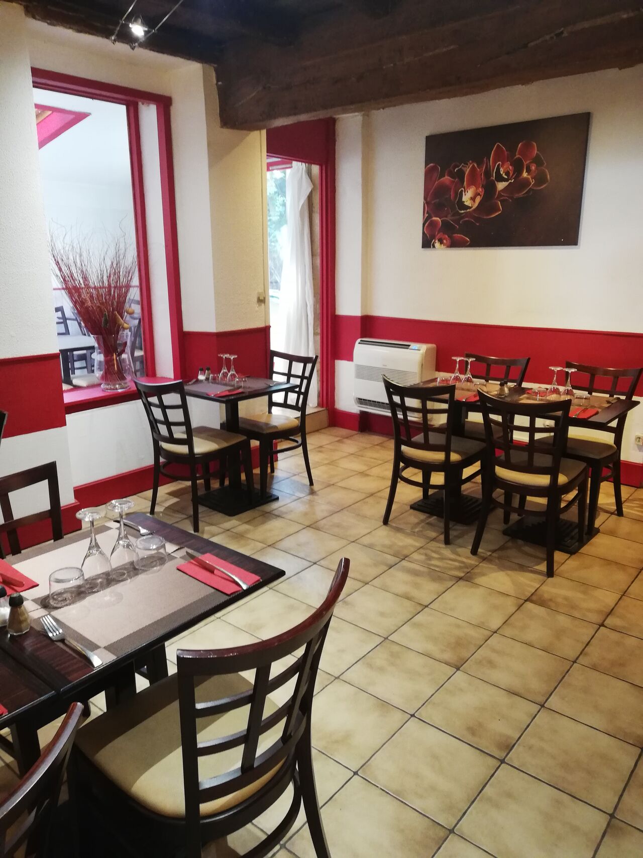 restaurant pizzeria dans village du sur gironde avec tous les commerces de proximités ( pharmacie , tabac presse , carrefour contact )
le restaurant a une capacité de 36 couverts et une terrasse de 30 a 40 couverts 
il dispose d'un appartement de 100 m2 rénové .
affaire idéale pour couple . affaire tenue depuis 17 ans .
le prix comprend les murs et le fond .
curieux s'abstenir