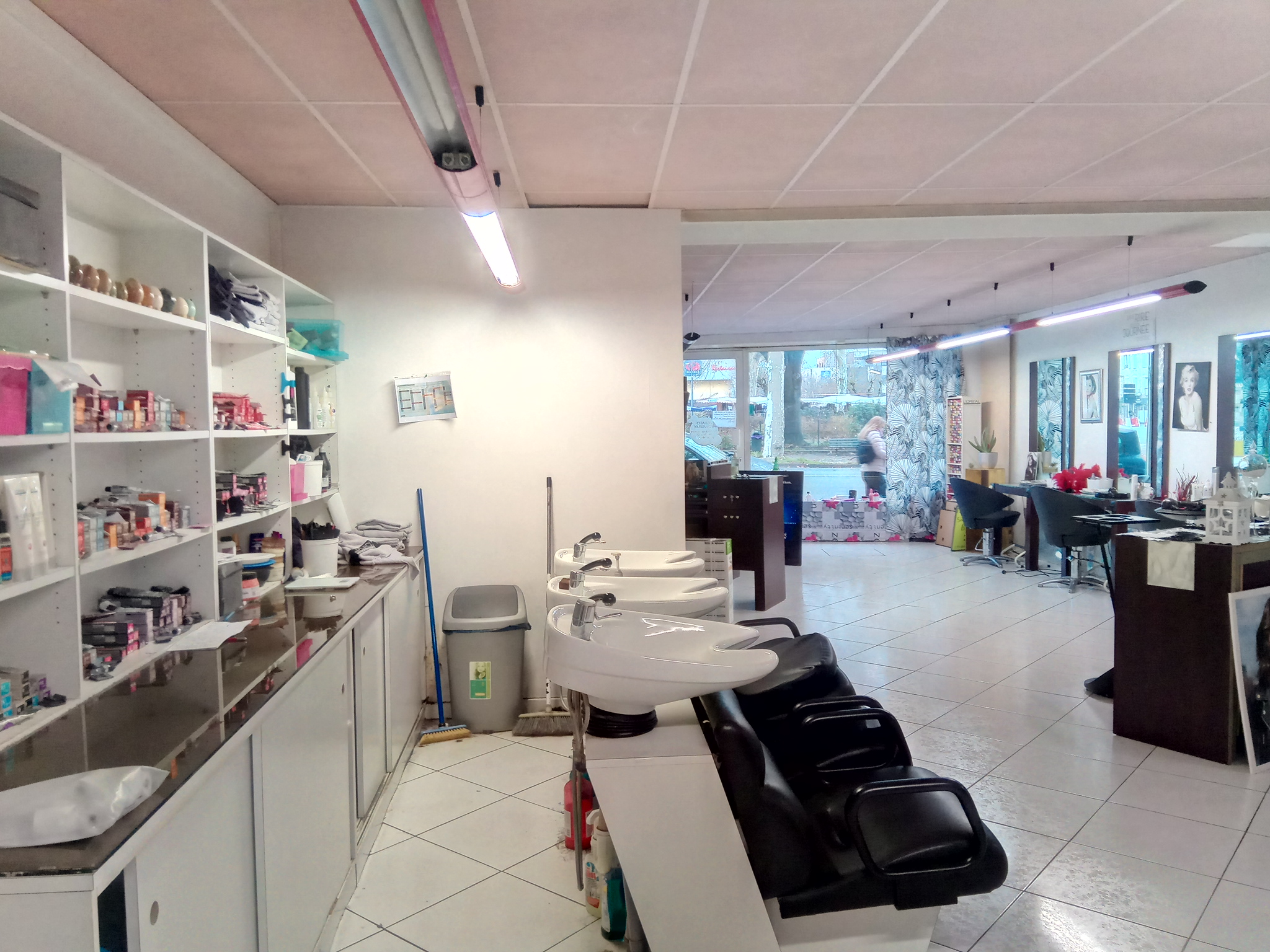 Vend fonds de commerce: salon de coiffure mixte.

Découvrez ce salon de 80m² env. de surface de vente auquel s’ajoute 30m² de réserve incluant sanitaire et local technique. 

Possible développement d'activités secondaires comme esthétique, onglerie, livraison colis, etc

.Bon emplacement commercial: tous commerces à proximité et parkings.
.Salon opérationnel et entretenu: 3 places bac et 5 places coiffages.
.Une personne active en place 
.Propriétaire flexible sur les modalités 
.Aucuns frais supplémentaires pour le Preneur: aucuns frais d’agence, aucuns honoraires, ni de frais de copropriété ni de frais de rédaction de bail.
.Motif cession: autres activités professionnelles en parallèle.
.Loyer: 1200€ mensuel. Bail neuf 3, 6, 9 ans.

.Idéal pour deux associés coiffeurs.

.Prix de vente: faire offre. Pas sérieux, s’abstenir. 

Je reste à votre disposition par messagerie, puis par téléphone.