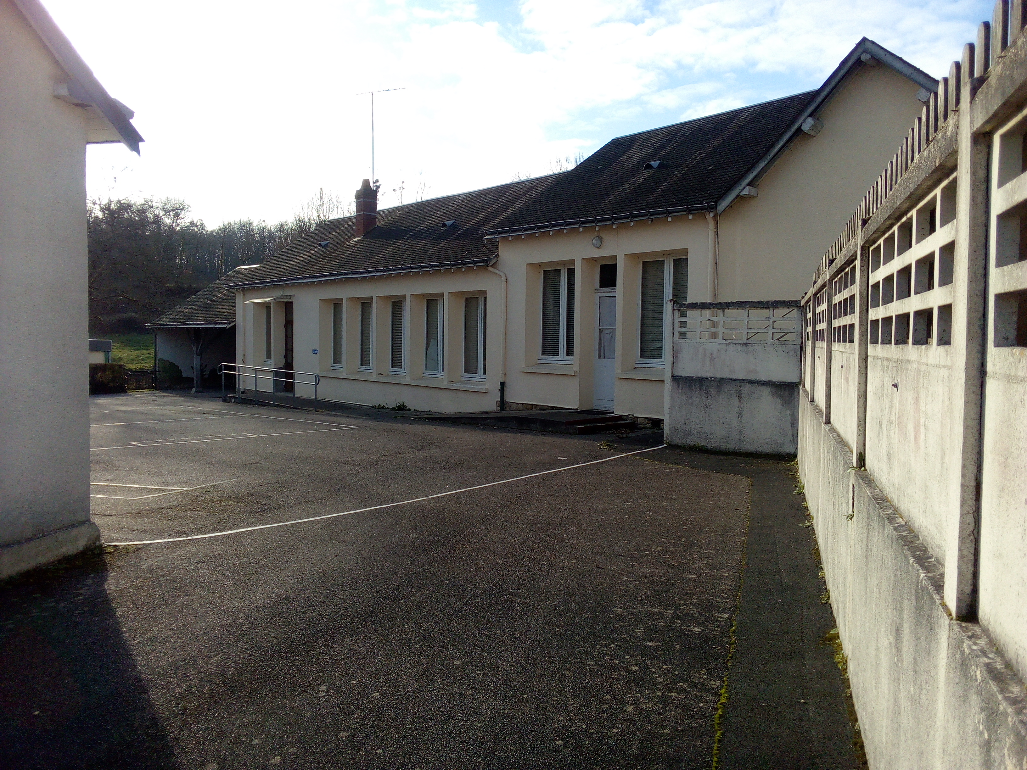 A louer, batiments d'une ancienne école, avec cours.