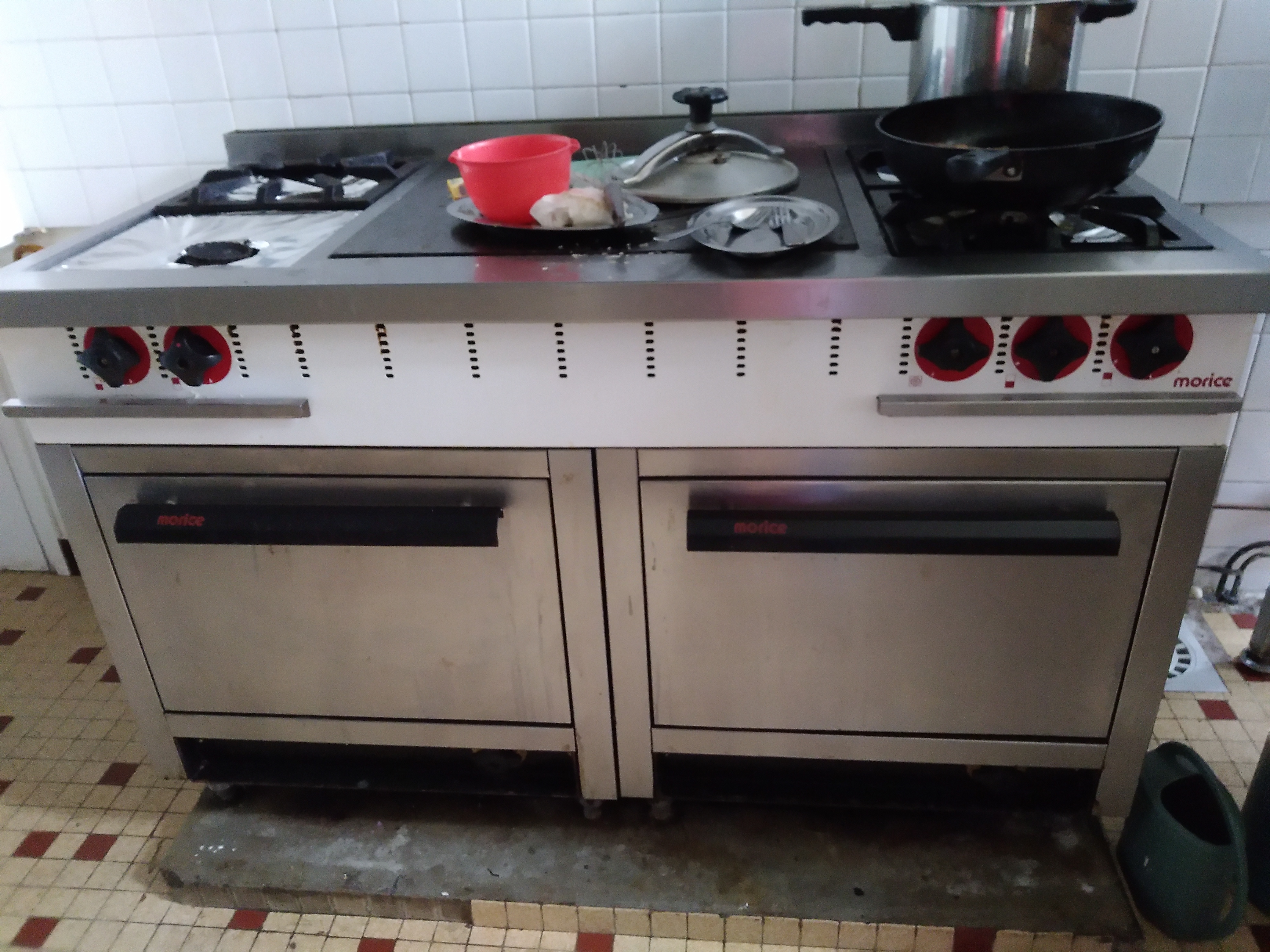 Vendu avec licence Iv valeur  8500 euros offerte,à l étage : 8 chambres 5 encore meublé, 2 avec douche ,une salle de bain ,un WC et un bureau ,rez de chausse : salle pour le bar avec comptoir réfrigéré, salle resto 35 / 40 personnes ,cuisine reste le piano ,une pièce réservé, une grande salle polyvalente à transformer  en gîte ou autre85 mètres carrés, 3 WC ,en façade grande terrasse ,à l arrière petit jardin 40m carrés et grand garage avec porte électrique. Très bien placé à a5 minute de l autoroute A 75 ,tenu 16 ans ferme au deces de mon épouse en 2020 tout renseignement s par mail ou téléphone à visiter énorme possibilites