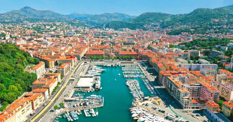 A vendre 55 040 euros un restaurant d'un surface de 40 m2, cuisine équipée, situé sur le port de Nice. Idéal pour les ventes à emporter, pour un glacier ! 

Loyer mensuel 2500 euros 

Charges mensuelles 165 euros