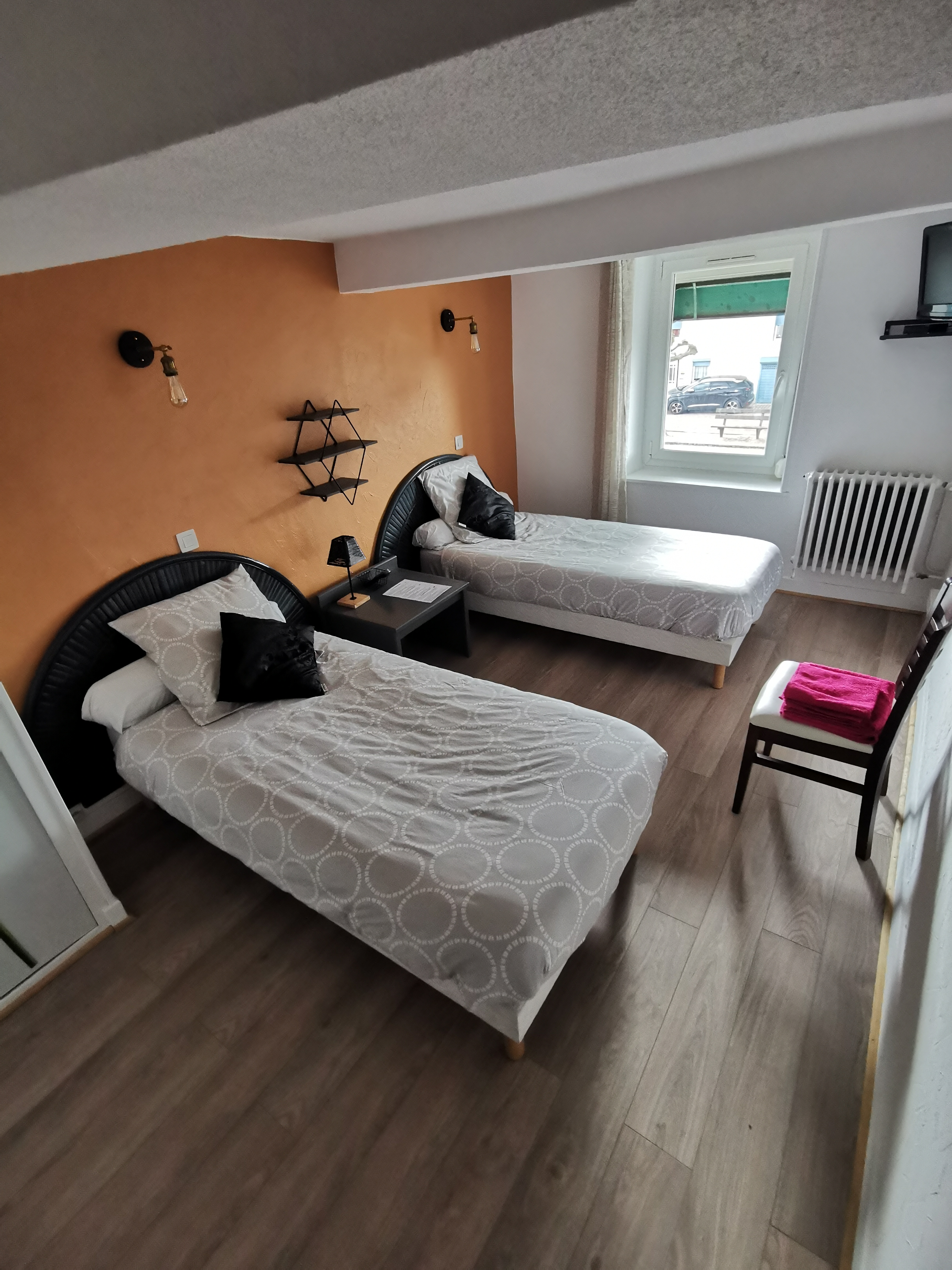 en plein coeur du brionnais, 10 kms de charlieu, auberge avec 9 chambres rénovées, salle de petit déjeuner, salle de restaurant, coin salon, cuisine équipée, cour intérieur et dépendances