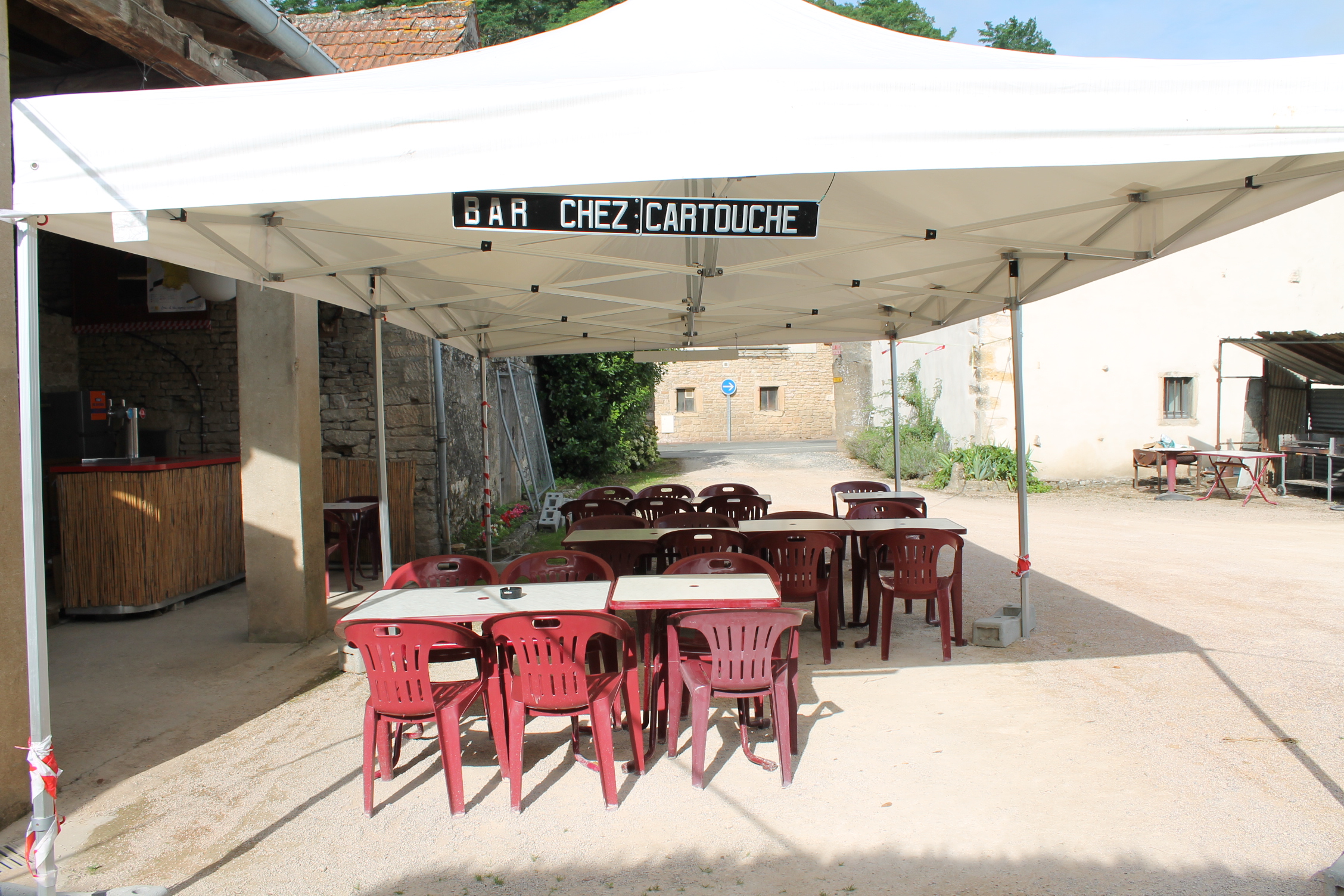 Envie de prendre sa retraite, vend fond de commerce, bureau de Tabac, bar restaurant situé dans petit village en Bourgogne du Sud. Axe ancienne Nationale 6. Terrasse, cour et bar d'été extérieur. Affaire saine. Restauration à redévelopper.