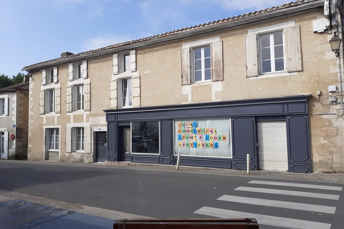 emplacement numéro 1 face au marché de Montignac (6jours/7)
grande façade de caractère avec large vitrine et porte automatique
sol carrelage récent style "béton"
éclairage performant