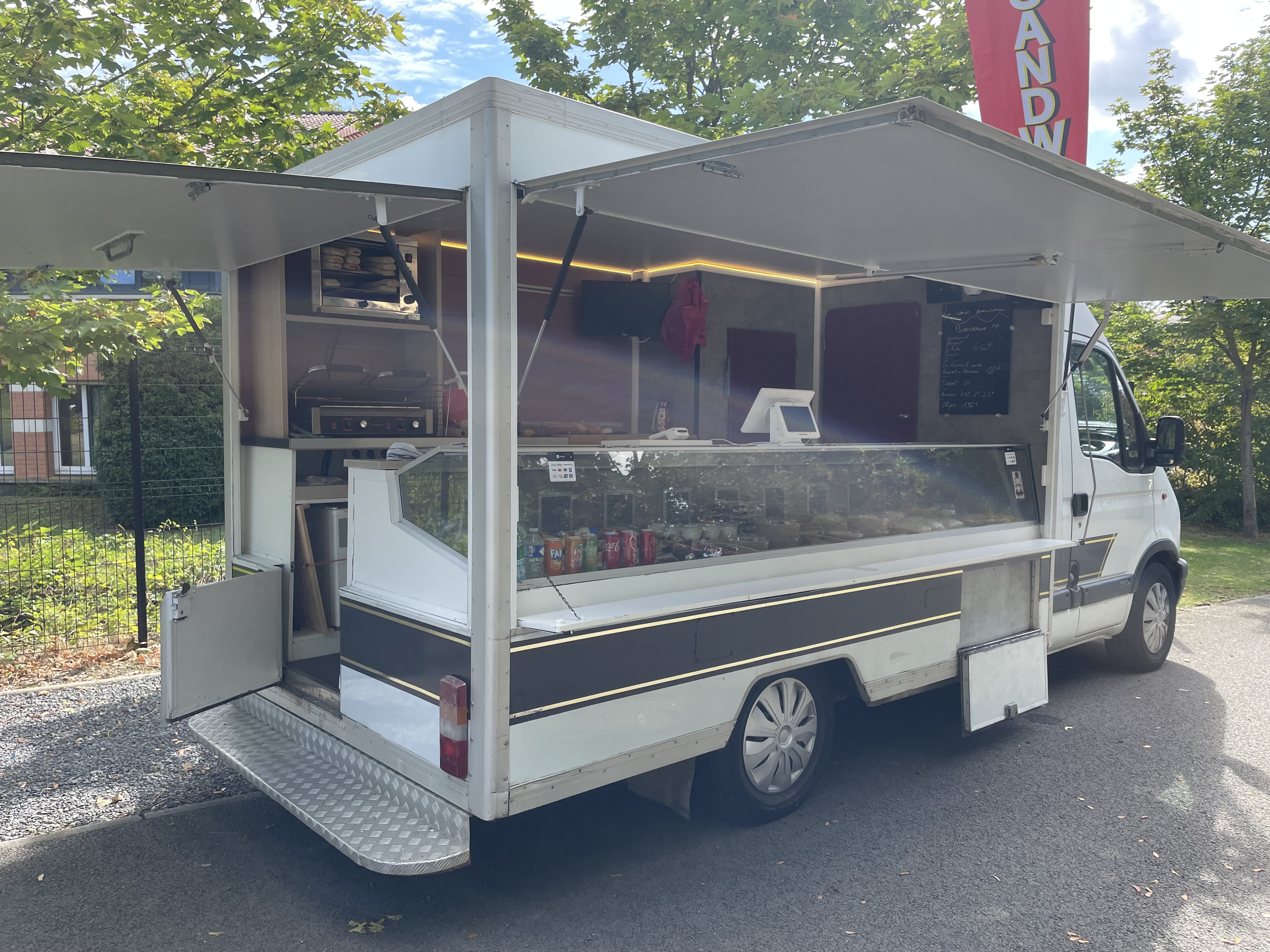 Bonjour
Je vends mon food truck en très bon état avec vitrine, réfrigérée et deux frigos à l’arrière
155 000 km
Courroie de distribution OK
Embrayage, OK
Révision faite
Il servait de sandwicherie
Mais peut-être adaptées à autre chose
Le camion est VASP
Le prix est de 19 000 € négociable