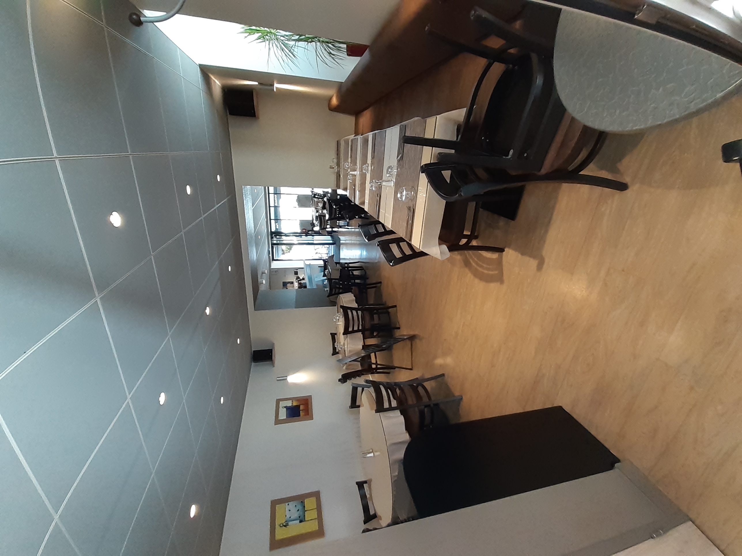 Vds Fond de Commerce Restaurant Traditionnel du midi et Pizzas à emporter le soir, 100% au normes super matériel, excellent équipement pour le confort de travail. Dispose d'une cave de 80 m2 et d'une terrasse 40 m2. Loyer très modéré le tout dans un agréable village de 4000 habitant face à un manoir du XVe siècle dans le nord Morbihan. Prix de vente du FDC: 155 000€.