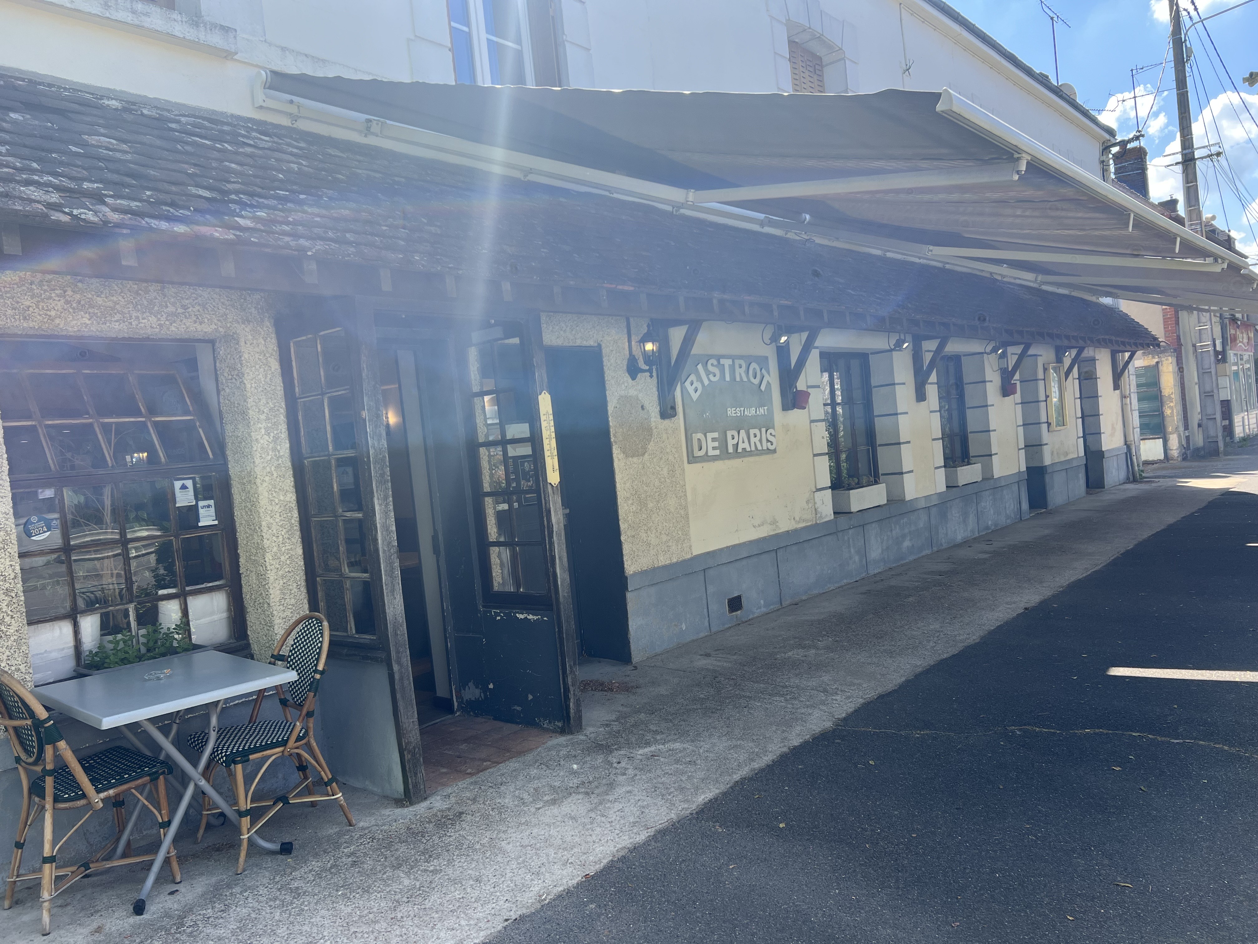 Commune du Loiret, à 15km de Montargis. 
Salle de 54 places + bar 15 de places + deux autres salles, une de 25, l'autre de 80 places pour banquets + terrasse sur rue de 30 couverts.
Très grosse possibilité d'extension.