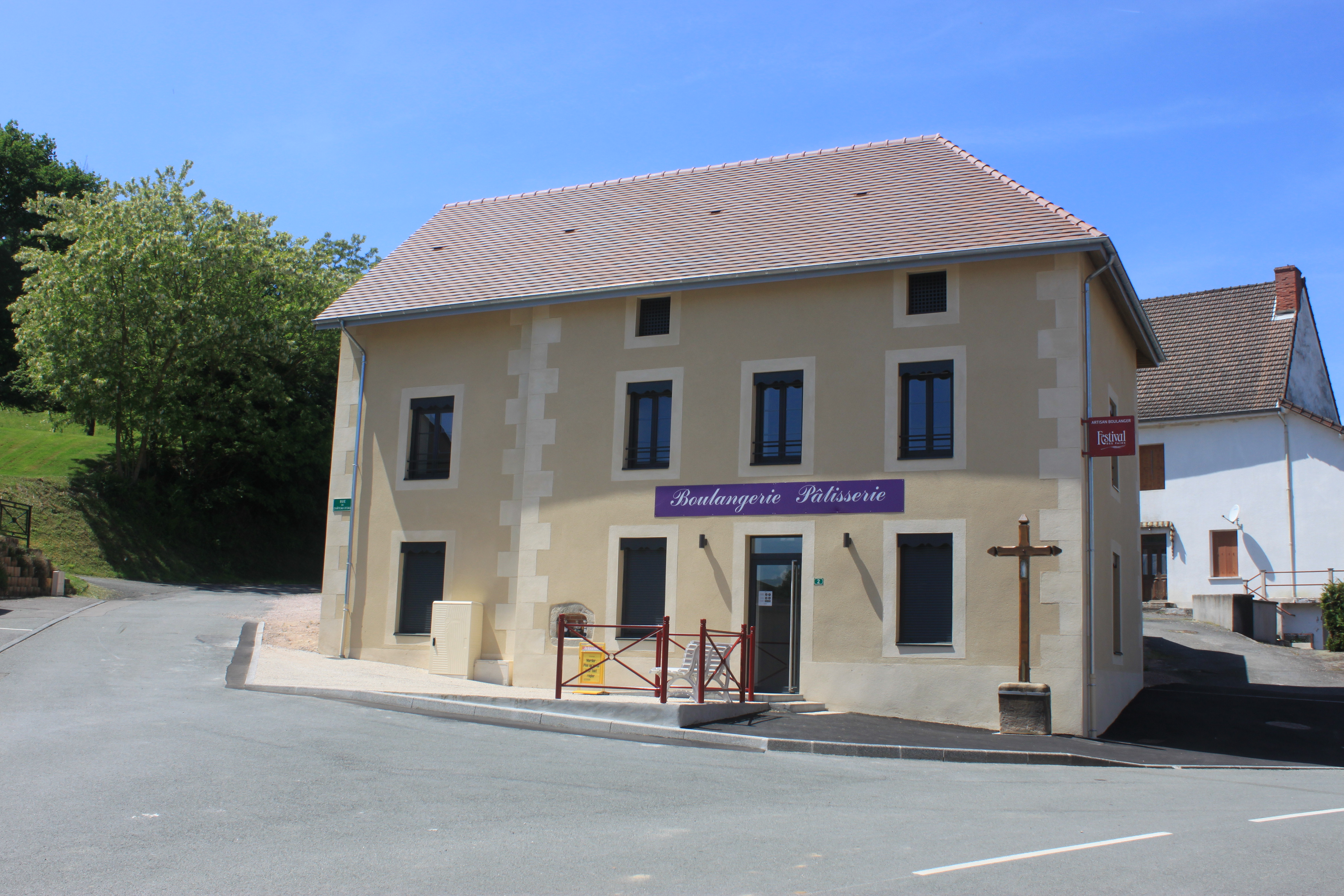 boulangerie à reprendre dans le village.
Locaux communaux entièrement refaits en 2017
Loyer de 500 euros / mois , matériel en parfait état
logement T3  à l'étage : loyer de 400 euros