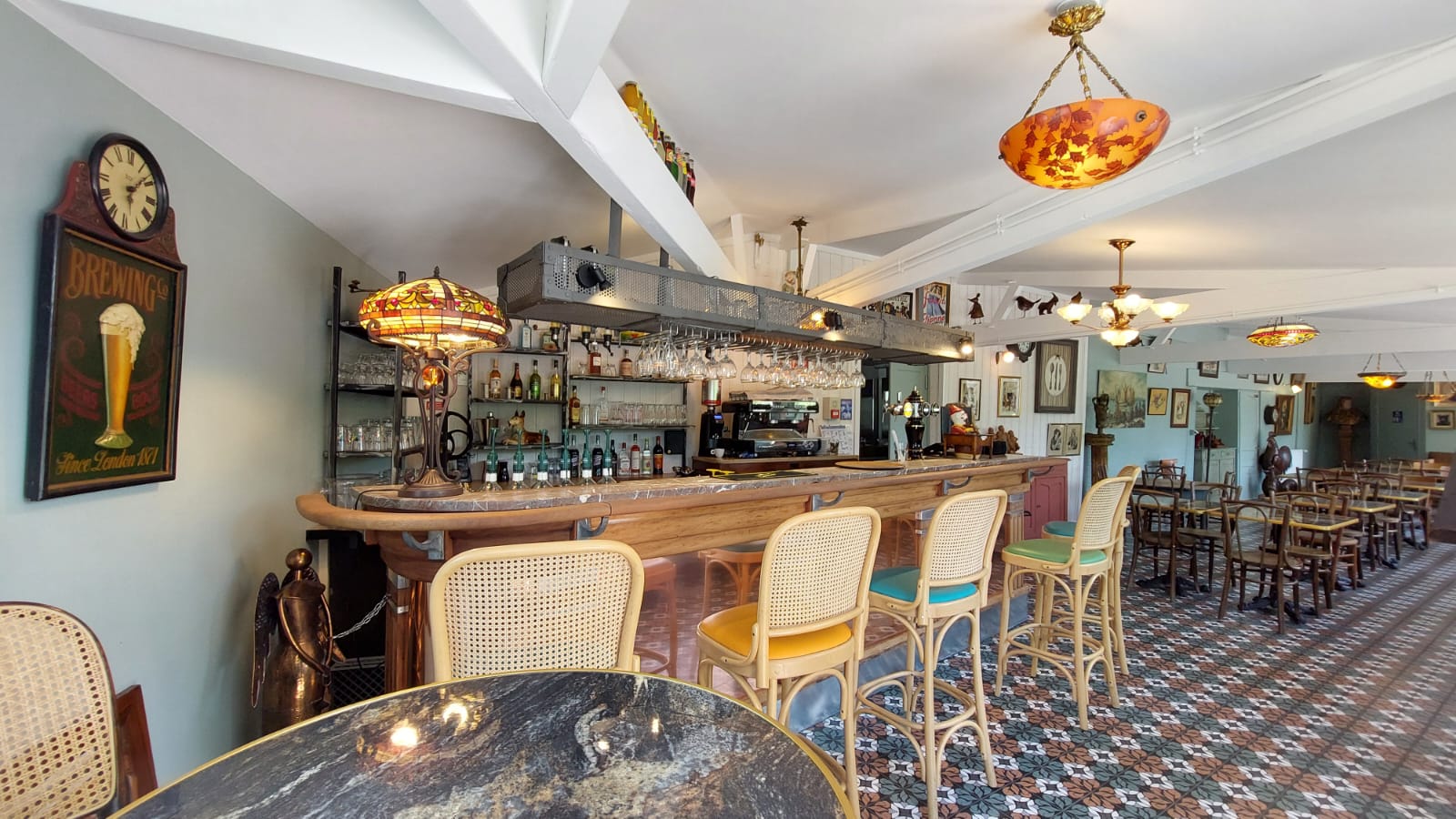 BAR-RESTAURANT-LICENCE IV