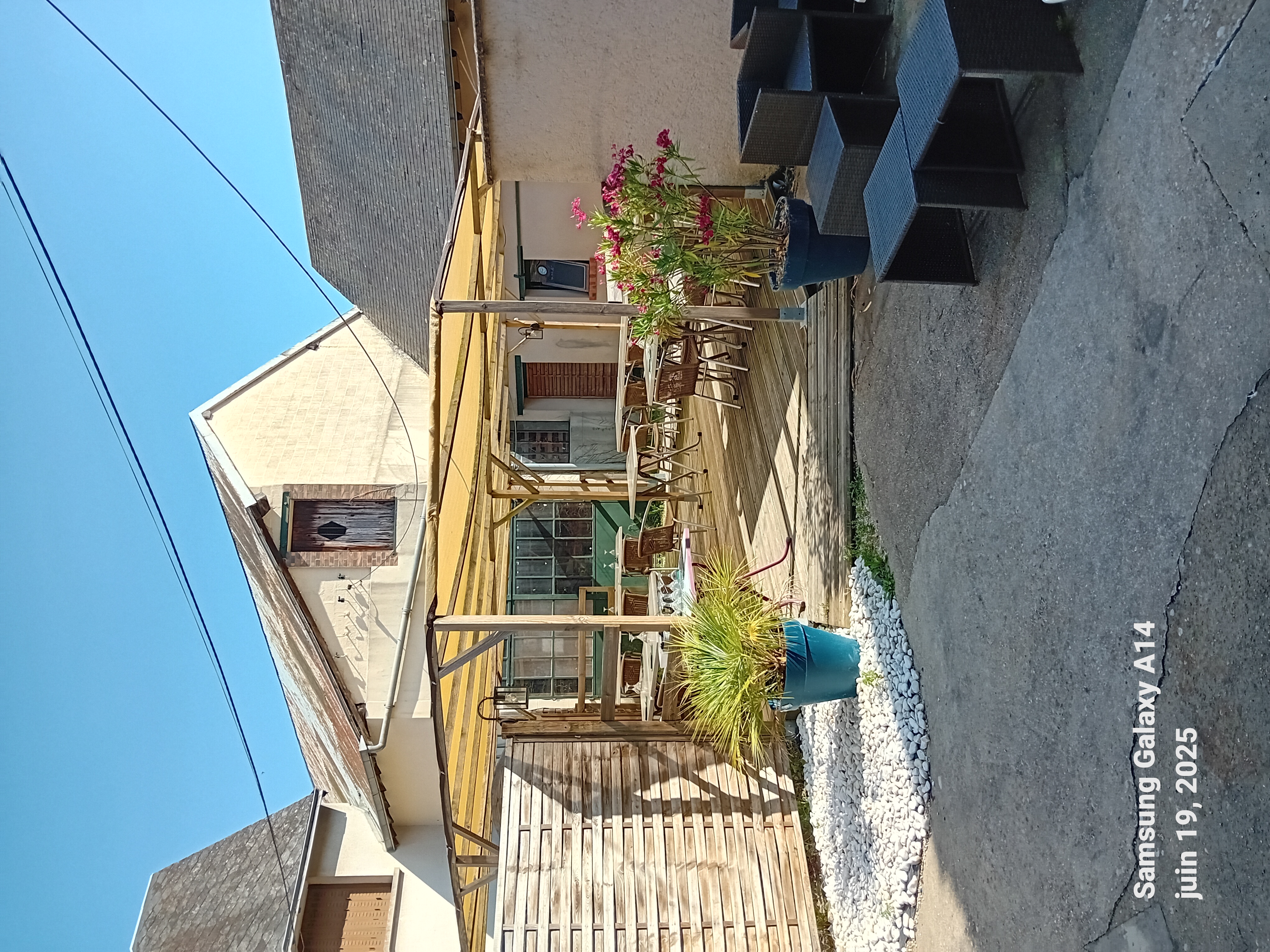 Joli pub restaurant en Sologne
40 places assises intérieur et 30 places  en terrasse. 
Refait il y a 4 ans
Vends cause retraite 
Pas sérieux  s abstenir