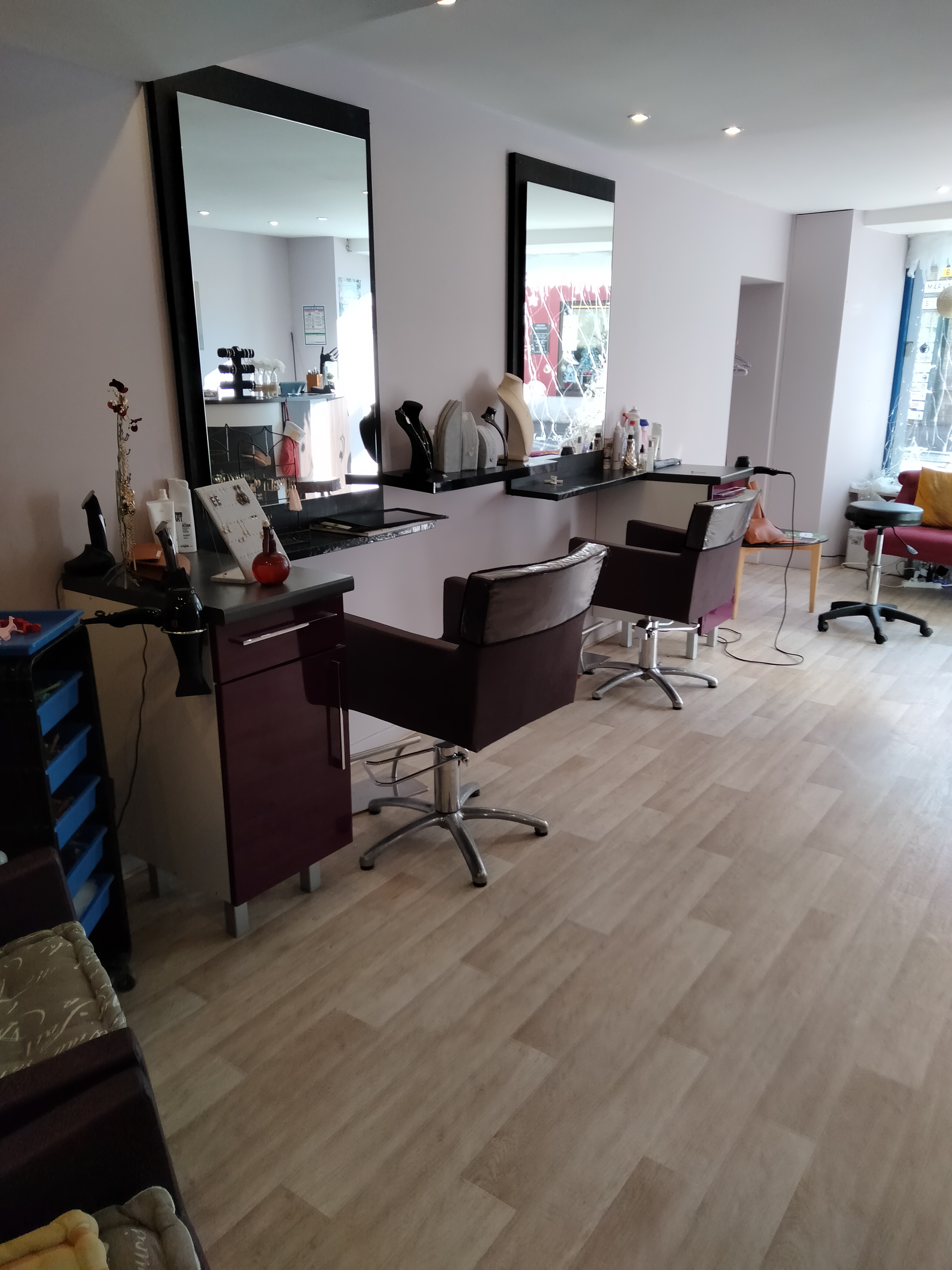 Vend fond de commerce Salon de coiffure 
Village dynamique 
Bonne clientèle 
Salon très bien situé rue principale près des commerces 
Loyer 200€