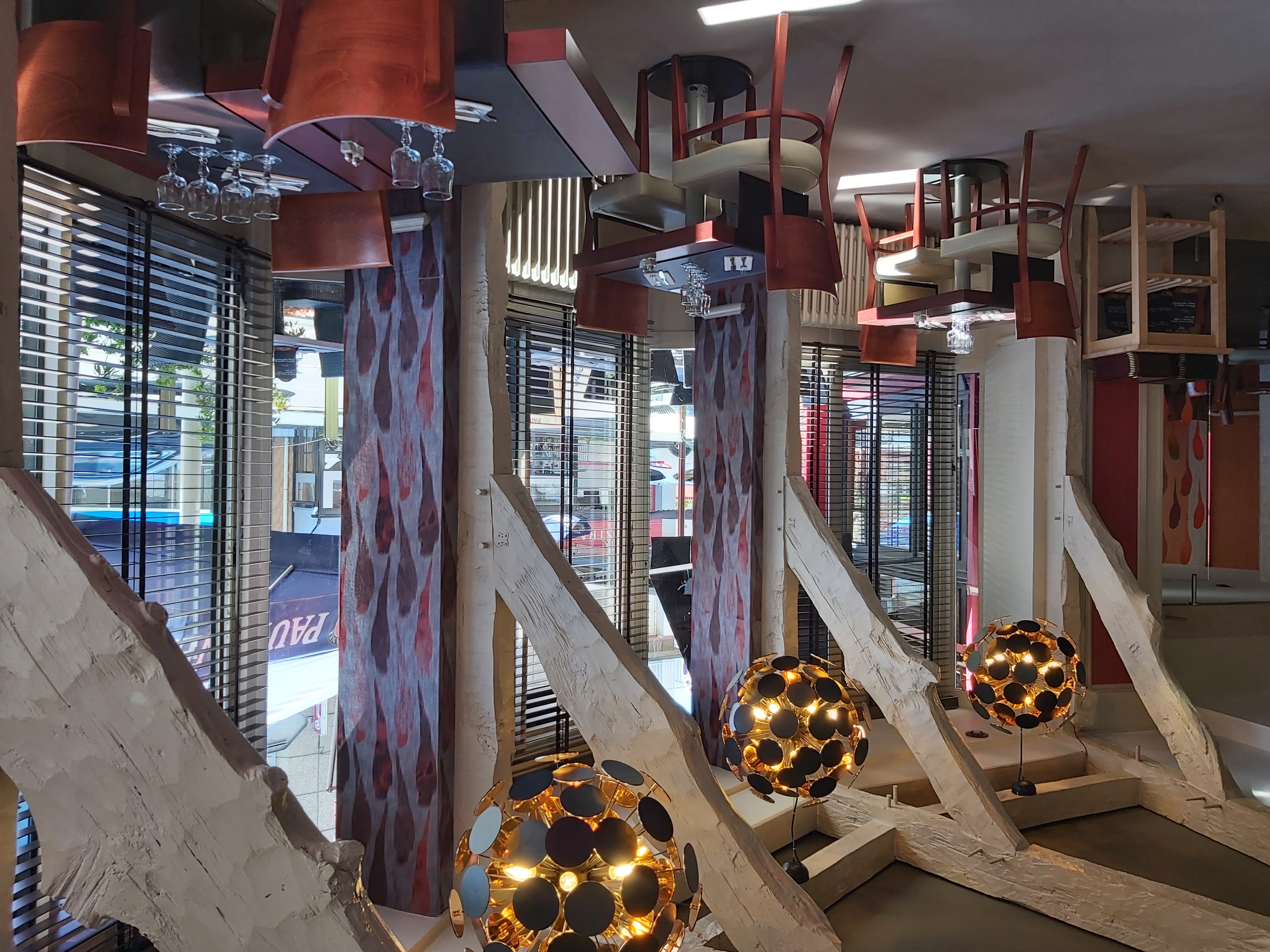 OPPORTUNITE RARE SUR LE MARCHE
Fond de commerce bar brasserie avec licence 4, situé en centre ville de Flers (emplacement N°1), bénéficiant d'une excellente notoriété locale (4.3 sur google). Etablissement de renom d'une surface commerciale de 200 M2 rénové récemment + 200 M2 de sous sol, aucun travaux à prévoir, exploitable immédiatement.
DESCRITIF DE L'ETABLISSEMENT
* capacité intérieur : 70 places assises
* terrasse privée rénové 2025 : 40 places
* bar équipé avec salle salon 25 places
* cuisine professionnelle fonctionnelle
* espace pizza aménagé (non exploité)
*accessibilité PMR
ouvert du lundi au vendredi midi et soir et fermeture samedi et dimanche (depuis 09/25) + 6 semaines de congés
personnel en place : 3 cdi
bail commercial échéance 2033
loyer : 1061.00 € 
pour plus d'info et autres photos sur l'établissement RDV sur notre site :
                                     les-5-becs-flers.eatbu.com
IMPORTANT
un logement au dessus du restaurant de 113 M2 et entièrement rénové (2025) peut être disponible quelques mois après la vente de l'établissement.

Dossier comptable concernant le restaurant uniquement après première visite.