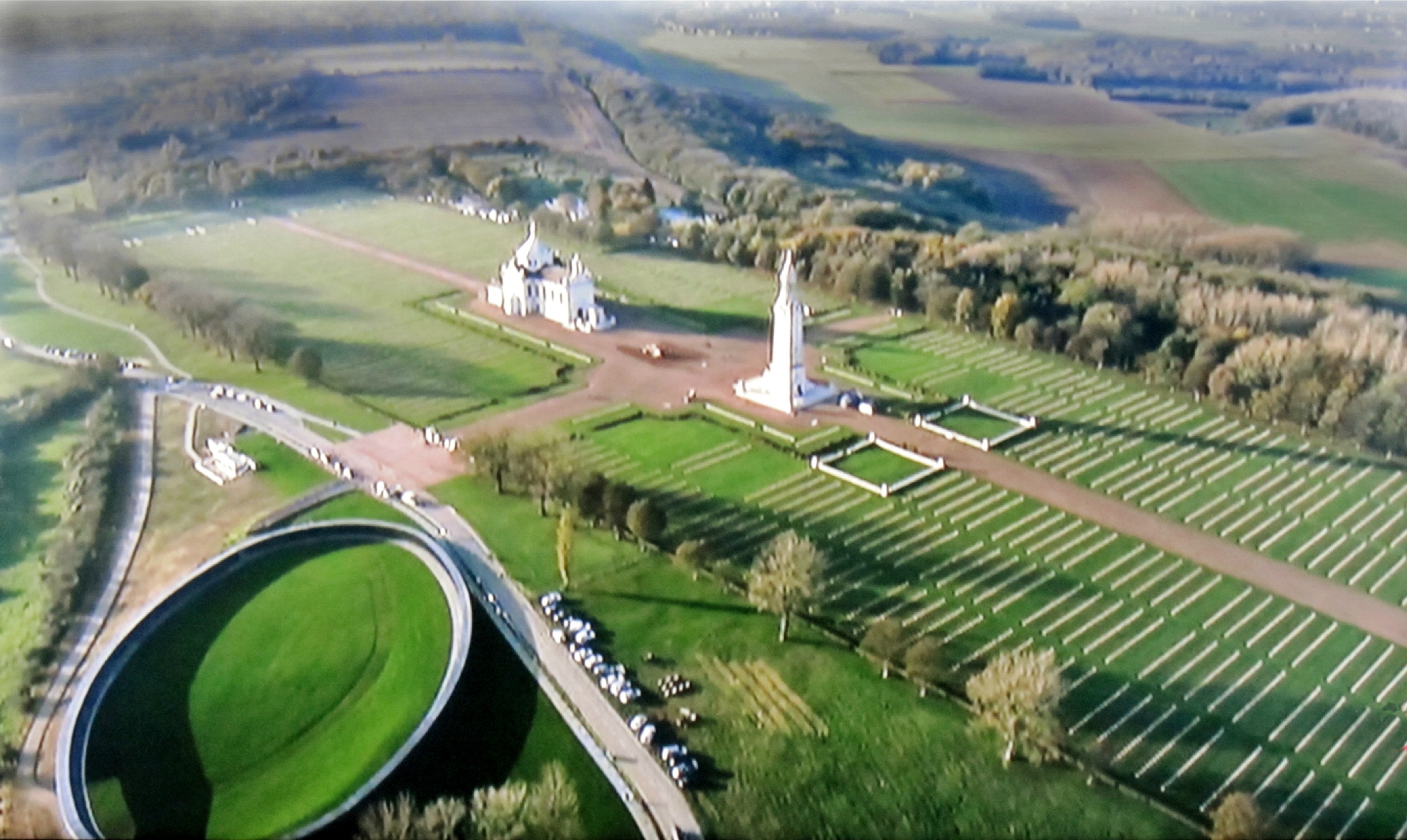 Sur la Colline de Notre Dame de Lorette, à l'endroit où s'est déroulée une des plus violentes bataille d'Artois, se trouve un Musée unique sur la Première Guerre Mondiale. Le Musée présente plus de 3000 pièces de collection ainsi que des reconstitutions grandeur nature de scènes de guerre et d'abris souterrains avec animations bilingues.
Un diaporama comprenant plus de 400 vues stéréoscopiques d'époque complète cette exposition et permet d'accueillir les groupes.
Attenant au Musée, sur 3 hectares, le Champ de Bataille et ses 1000m de tranchées sur les emplacements d'origine avec canons, obus, barbelés, tourelles blindées, donne une idée de l'âpreté des combats.
Vous pouvez retrouver toutes ces informations sur le site http://www.musee1418.com

Les infrastructures comprennent une partie Musée proprement dite, une partie habitation, un Diorama, un champ de bataille.

Après plus de 40 ans d'activité, nous souhaitons vendre le Musée Vivant 14-18 de Notre Dame de Lorette  avec ou sans les collections.
Cela ouvre la possibilité à un collectionneur de pouvoir présenter sa collection personnelle sur un site classé à l'Unesco et reconnu Haut lieu de Mémoire par le Ministère de la Défense . Ce site accueille aussi la plus grande Nécropole Nationale Française et l'Anneau de La Mémoire.

Actuellement en activité, nous pensons arrêter le 31 décembre 2025.

N'hésitez pas à nous contacter.