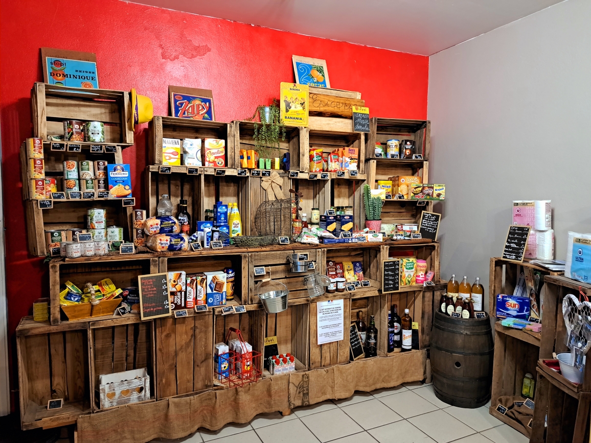 A vendre fond de commerce bar restaurant, épicerie Lou Gourmandou", situé au cœur du parc régional des monts d’Ardèche à Lachapelle Sous Chanéac;

Le local appartient à la mairie, il est entièrement équipé.
La salle du restaurant avec ses murs en pierres apparentes en fait une salle de caractère, sa capacité est de 40 à 50 couverts.
Le bar est un espace chaleureux avec comptoir inox, le coin épicerie propose aussi bien des produits locaux que des articles de dépannage pour les habitants, les visiteurs et vacanciers.

 Idéal pour un couple, le matériel est en bon état, exploitable dans l'immédiat sans investissement.

L'établissement se situe au centre du village avec un plan d'eau aménagé à proximité.
Le loyer actuel est de 630 euros par mois (licence IV incluse)
Le C.A 2024 était de 189 500€ H.T, plus 8% en 2025
contact Facebook Bar, restaurant Lou Gourmandou