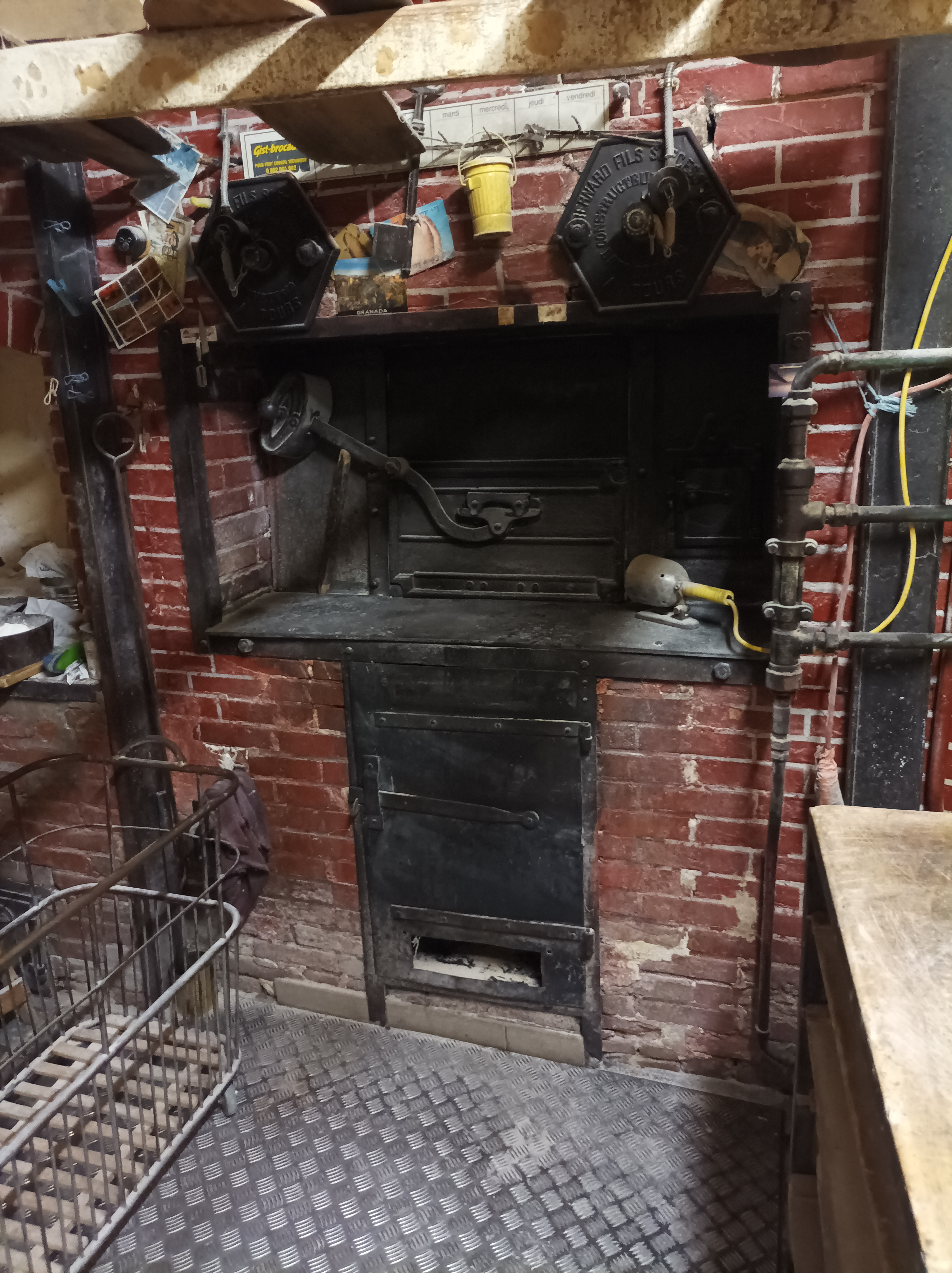 A Martizay, Parc naturel régional de la Brenne, à vendre, cause retraite, fonds et murs, de boulangerie-pâtisserie artisanale. Située sur un axe passager avec un parking gratuit à proximité, cette boulangerie familiale, historique, existante depuis plus de 115 ans à cet emplacement, dispose d’une bonne renommée et d’une clientèle fidèle. Dernière boulangerie de la commune. A proximité d’autres commerces (bar, restaurant, épicerie, boucherie, etc.) Vente en magasin et en tournées. Effectif : 4. Locaux professionnels de 100 m² + maison d’habitation attenante de 120 m² avec 3 chambres, cour et cave, L’entreprise dispose d’une boutique de 25 m² + un fournil de 32 m² avec four à fioul 6 bouches et un four à bois d’origine(120ans) toujours en fonction + un laboratoire pâtisserie de 34 m² + réserve + vestiaires et sanitaires. Matériel complet, entretenu, renouvellement partiel à prévoir. Ouverture en continu tous les jours du mardi au samedi, fermé le lundi et dimanche après-midi. Potentiel de développement. Vente du fonds ET des murs. Prix global de 150 000 € à débattre.