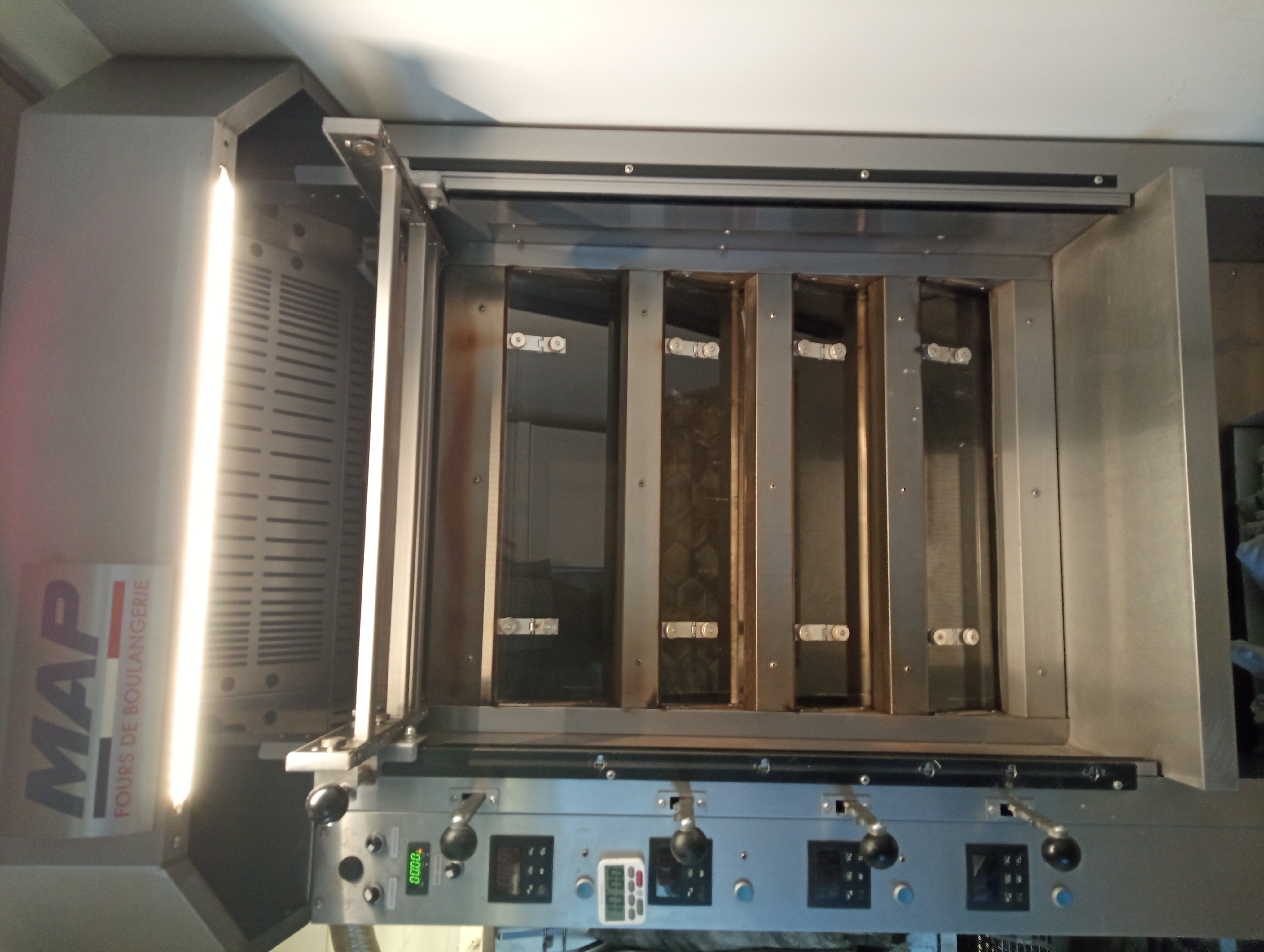 Boulangerie-pâtisserie à vendre dans charmant village de 2000 habitants en plein développement.
CA 137000 euros (8 semaines de congés par an).
Fermeture hebdomadaire 1 journée (lundi) et 2 après-midis (weekend).
1 Four à soles MAP de 2020, 1 four ventilé, 2 chambres de pousse, un frigo et un congélateur (-20 degrés) armoires, congélateurs coffres, laminoir...
Loyer 500 euros mensuel et charges d'électricité entre 500 et 600 euros par mois (compteur jaune).