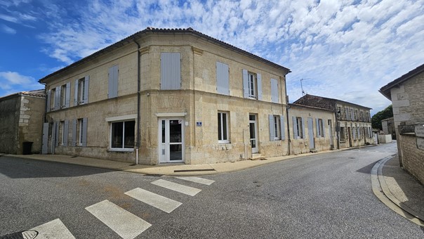 La commune de Jazennes lance un appel à candidatures pour l’occupation et l’exploitation du local commercial situé au cœur du village. 
Ce local a vocation à accueillir une activité contribuant à la dynamique économique et à la vie locale de la commune.
Le commerce communal de Jazennes constitue un équipement essentiel à la vie du bourg et à son attractivité. Créé en 1980, il a d'abord accueilli une activité d'épicerie associée à un bar, répondant ainsi aux besoins quotidiens des habitants.
Au fil des années, l'établissement a évolué vers une activité principalement orientée vers la restauration, tout en conservant sa vocation de lieu de rencontre et de convivialité. Les différents exploitants qui s'y sont succédé ont contribué à faire de cet établissement un commerce de proximité apprécié tant par les habitants que par les professionnels du secteur.
La restauration du midi a notamment rencontré un réel succès auprès des ouvriers, artisans, commerciaux et entreprises locales. Certains exploitants avaient également développé des activités complémentaires telles que le service traiteur et la vente de plats à emporter, participant ainsi à la diversification de l'offre proposée sur la commune.
Aujourd'hui, la commune souhaite poursuivre cette dynamique en favorisant l'installation d'un exploitant capable de proposer un projet pérenne, répondant aux besoins de la population et contribuant à l'animation du territoire. Convaincue de l'importance de ce commerce pour la vie locale, la commune entend accompagner le futur locataire dans le développement de son activité et construire avec lui un partenariat durable au service des habitants et de l'attractivité de Jazennes.