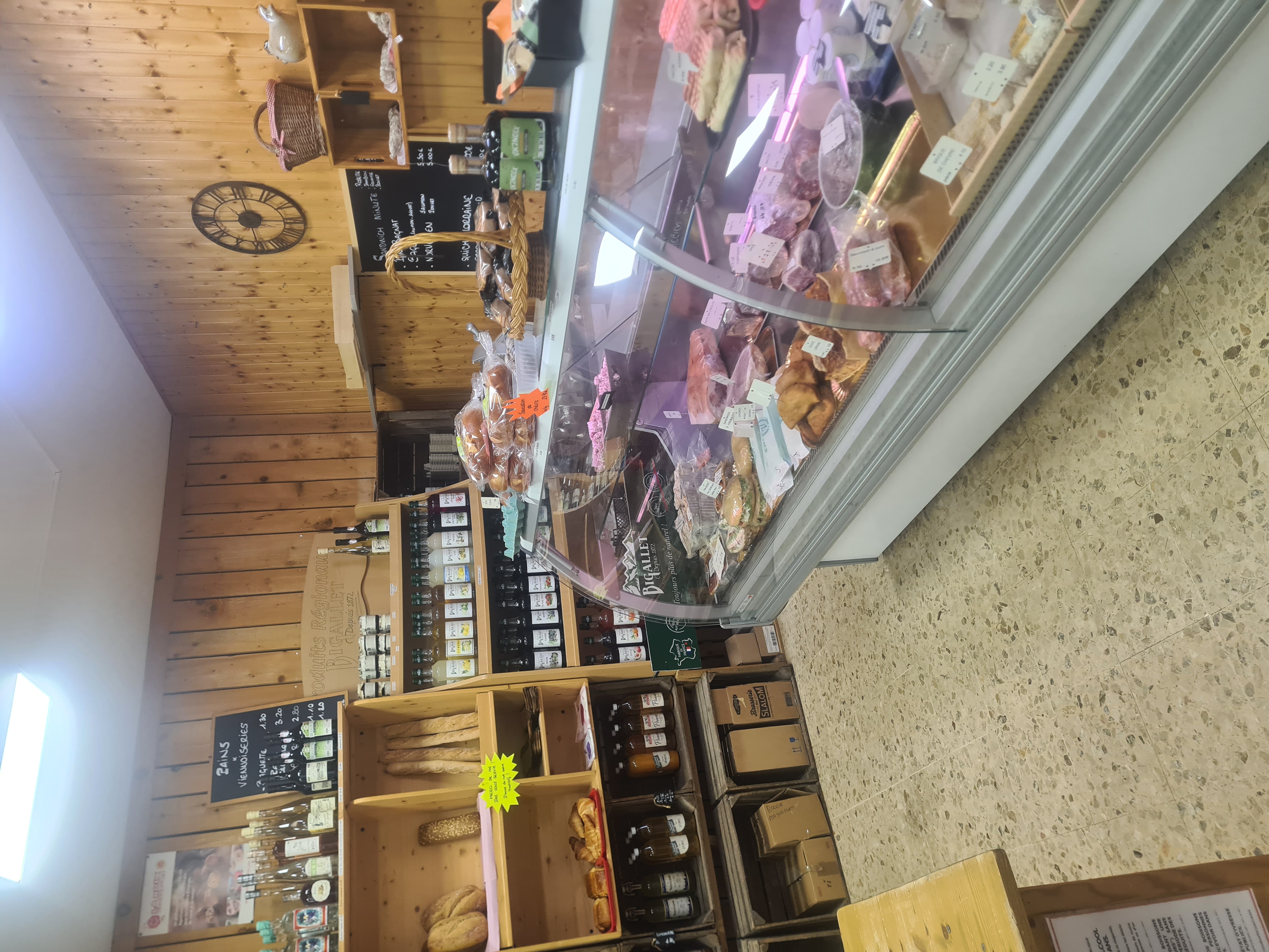 Epicerie dans un village au pied du Vercors de 700 habitants environ.
Alimentation générale, fruits et légumes, sandwicherie, snacking, produits locaux, rôtissoire,  cuisson de pain et viennoiseries, souvenirs. 
Possibilité logement à l'étage.
Très bon CA.