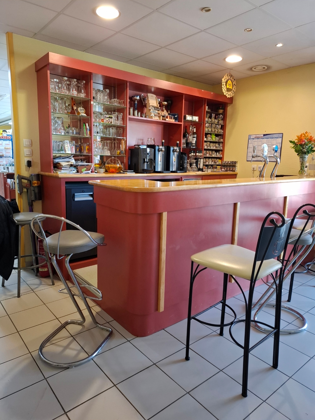 Multiservices:
Bar, Tabac
Epicerie
Station Essence 24/24
Gaz
Relais Poste
Française des Jeux
Dépôt pain
Pas de commerce similaire à proximité
Prix Fond de commerce 55000€ plus stock
Loyer 380€ (murs propriété de la Mairie)
Merci de contacter pour de plus amples renseignements