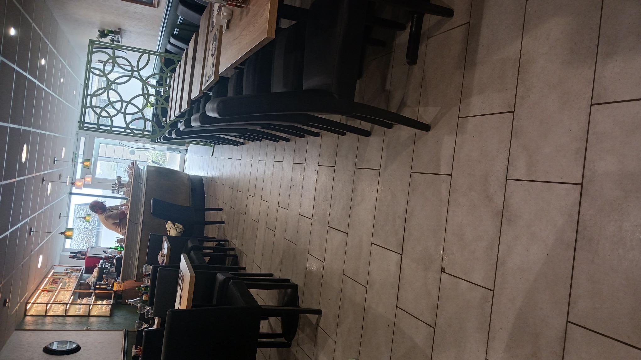 À VENDRE ou en LOCATION-GÉRANCE – Fonds de commerce RESTAURANT - VALDALLIÈRE (14) A SAISIR !!!!

📍 Emplacement idéal – en plein cœur du centre-bourg de Valdallière, dans un secteur entièrement rénové, avec un parking neuf, au sein d’une commune dynamique de 5 700 habitants.

Ce restaurant traditionnel, exploité avec soin et passion, est à céder pour cause de départ en retraite. Il offre un fort potentiel de développement dans un environnement commercial actif : boulangerie, boucherie, épicerie, pharmacie, bar-tabac, cabinet infirmier, pôle santé, espace culturel et autres services de proximité.

 🔹 Le bien en détail :

 Surface totale : 120 m²environ
 Capacité : 40 couverts en salle + 28 en terrasse*
Cuisine professionnelle équipée de matériel neuf
Arrière-cuisine, pièce bureau, cave
 Aucun travaux à prévoir
 Fermeture possible : 3 semaines en août, week-ends (si souhaité), entre Noël et Nouvel An

 💰 Modalités de cession :

À l’achat : 105 000 €
En location-gérance avec option d’achat : Loyer mensuel de 600 € (chauffage compris)

 ✅ Atouts de l’affaire :

 Clientèle fidèle
 Environnement propice à l’organisation de **soirées à thème**
 Chiffre d’affaires permettant un revenu confortable :
 1 800 € net/mois pour la cuisine
 2 000 € net/mois pour la salle/bar
Idéal pour un couple souhaitant s’impliquer dans un projet de vie équilibré
 Possibilité d’obtenir des aides et subventions selon votre profil

 🌿 Un cadre de vie agréable :

Implanté dans un paysage de bocage, aux portes de la Suisse Normande, ce commerce vous offre une qualité de vie rare, avec un fort ancrage local et un esprit familial.

 📞 Vous êtes cuisinier(ère), serveur(se), ou simplement passionné(e) par la restauration ?

Vous aimez le contact humain, la vie de village, et souhaitez changer de vie pour gérer votre propre affaire ?
N’attendez plus !

Mme Nonclercq manager de commerce IVN vous accompagnera dans toutes les démarches de votre installation.

📩 Candidature obligatoire (CV + lettre de motivation) à envoyer par mail :
**[snonclercq@vireaunoireau.fr] 
📱 Contact : 07 87 98 07 82 **IMPORTANT LAISSER MESSAGE SINON PAS DE RAPPEL 

⚠️ **Aucune candidature ne sera étudiée sans ces deux documents.**

**OSEZ, c’est RÉUSSIR !**
Une belle opportunité pour les professionnels ou les porteurs de projet motivés !
