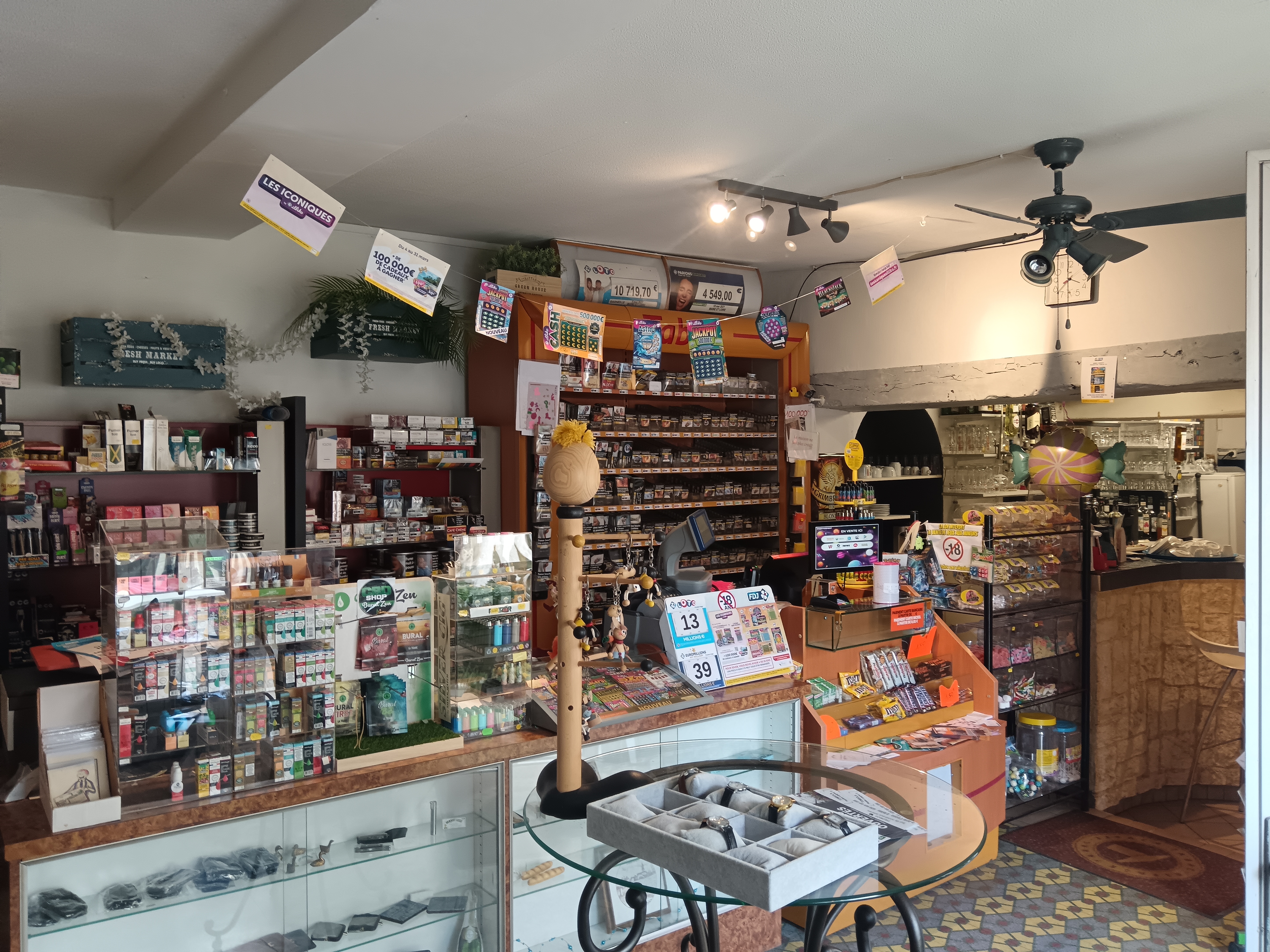 Vente café tabac presse jeux loto paris sportifs, avec terrasse, situé près de la loire entre Angers et Nantes, dans un village de 1800 habitants. Idéal personne seule ou à deux si snacking. Bon bilan, me contacter pour plus amples renseignements.
Mireille Jousse