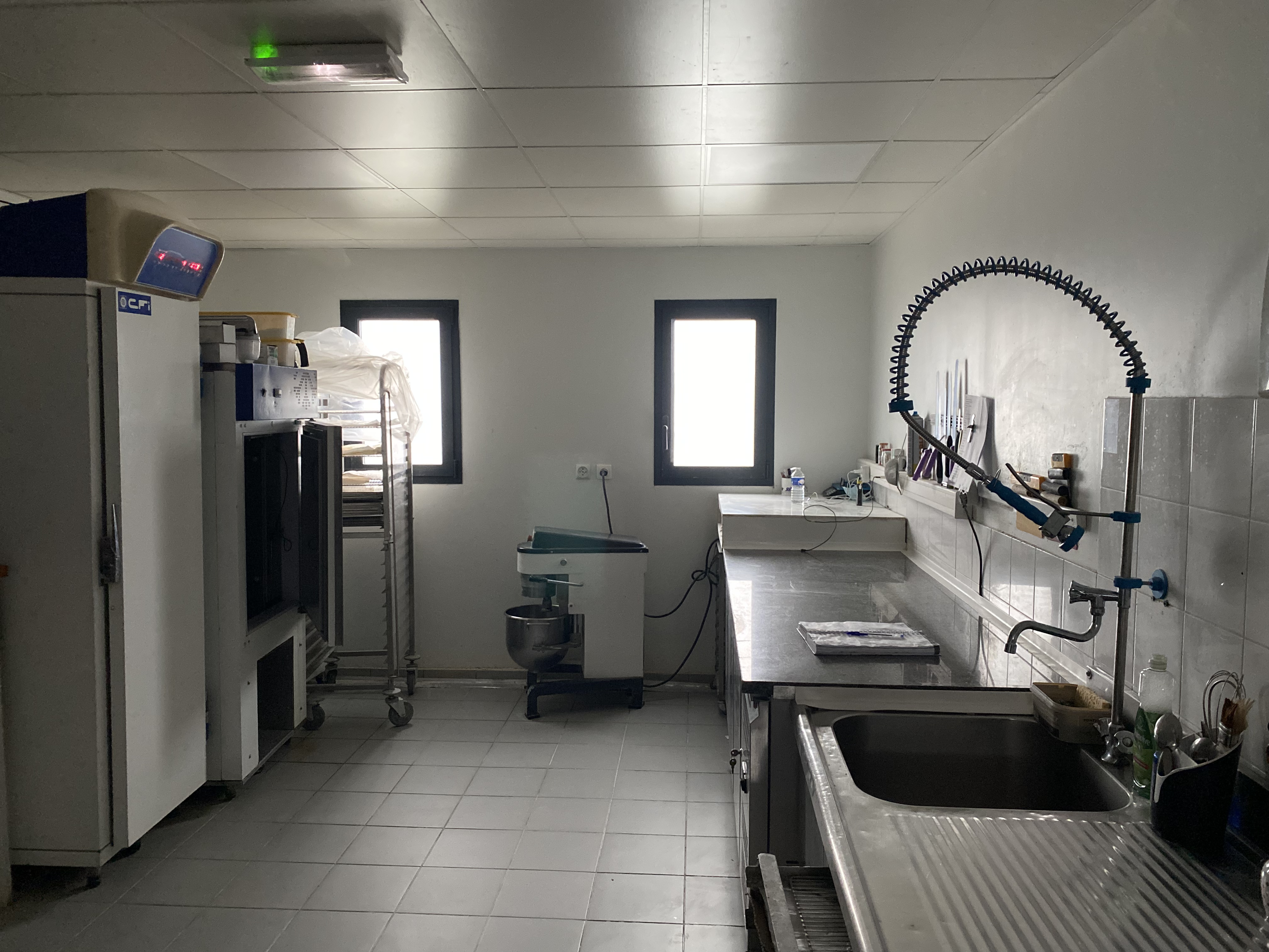 À vendre : Boulangerie–Pâtisserie artisanale, parfaitement tenue, située dans village proche d Annonay et local appartenant a la mairie .
Cette boulangerie bénéficie d’une excellente réputation locale grâce à une production 100 % artisanale, une clientèle fidèle . L’établissement est prêt à travailler immédiatement, sans investissement supplémentaire.
Atouts principaux
- Laboratoire et fournil entièrement équipés, matériel entretenu et fonctionnel.
- Fort potentiel de développement : snacking, gamme traiteur, pains spéciaux, horaires élargis, partenariats locaux.
- Local propre, optimisé et facile à exploiter, idéal pour un artisan seul ou un couple.
- Cadre de vie agréable, village calme, commerçant et attractif.
pour premier contact de préférence par e-mail