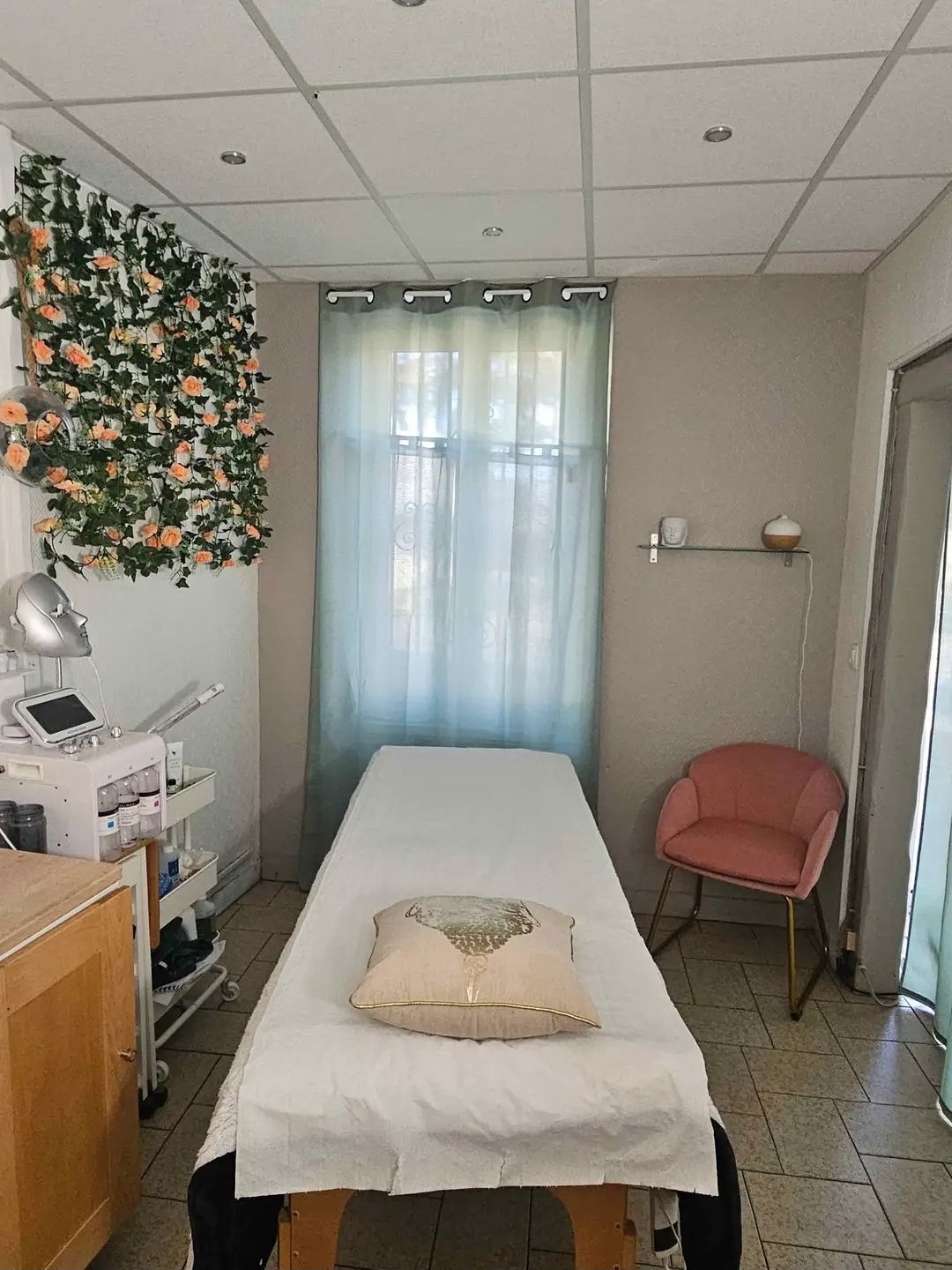 Fond de commerce salon de coiffure environ 25m2  dans un village avec commerce et parking idéal pour une première acquisition