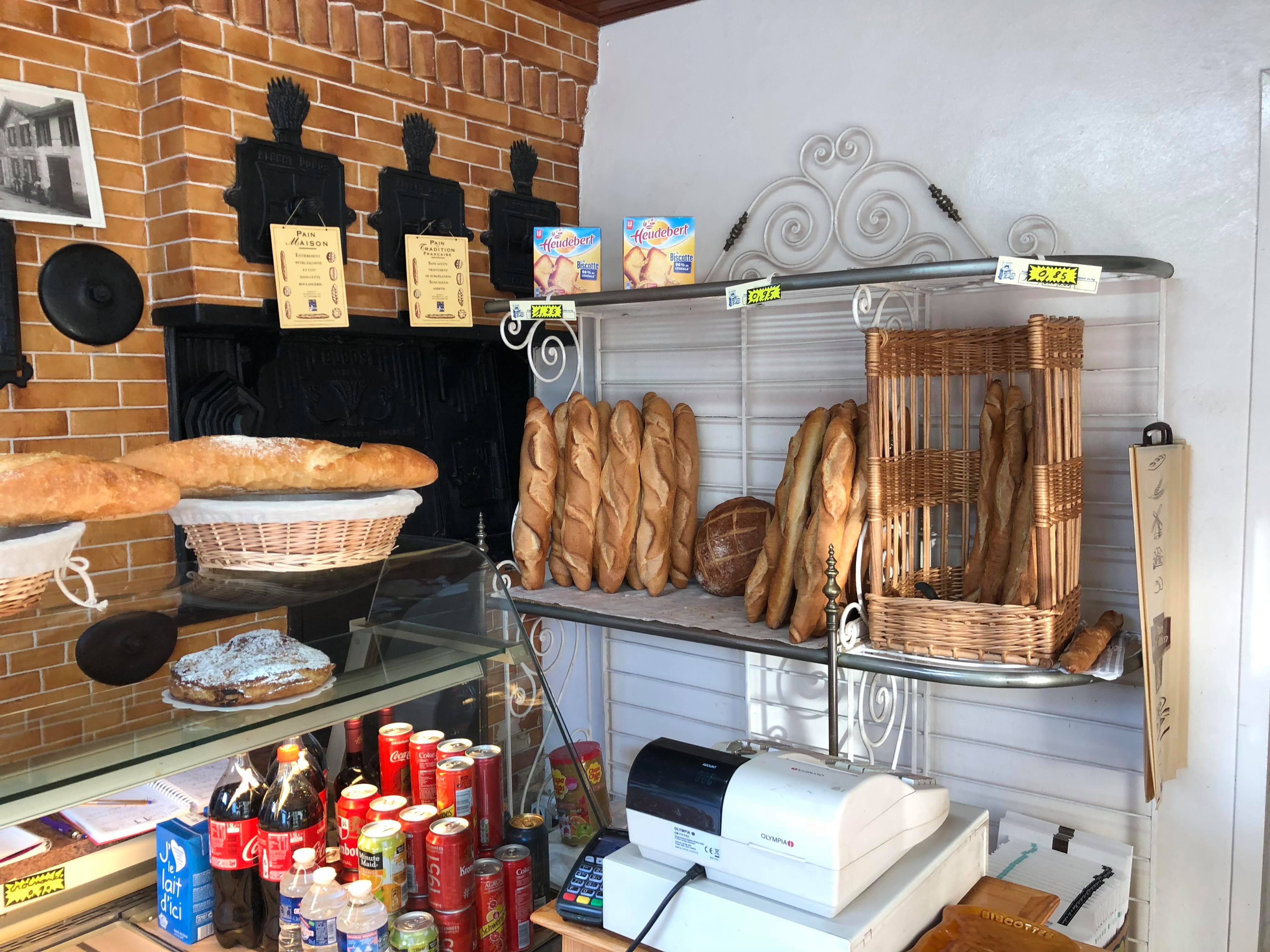 A vendre pour cause de départ en retraite fond de commerce boulangerie artisanale avec licence Tabac. 

L'activité de la boulangerie se fait au magasin mais également en livraison avec des dépôts de pain, des écoles, des maisons de retraite et également chez des particuliers.

Possibilité d'avoir la Française des jeux ou de faire relais colis. 
Possibilité de développer un autre commerce (alimentation ou autre).

Cette boulangerie est située dans un village du Libournais en Gironde à 15min de Saint-Émilion.
Vous pourrez vous épanouir dans un environnement rural plein de charme.

Le logement est spacieux avec un grand garage, un jardin et un fournil indépendant. 

Loyer à définir avec l'acquéreur

Possibilité également d'acheter les murs et le prix de l'ensemble sera à définir.