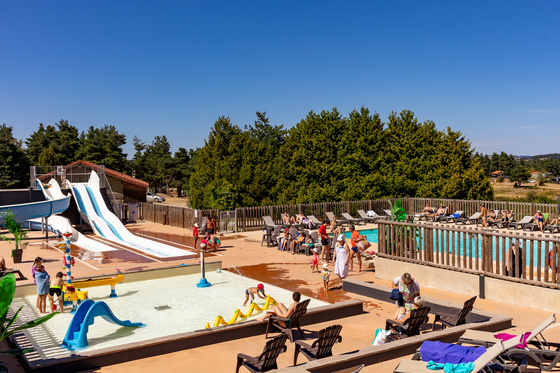 LOCATION GERANCE du 28 juin au 31 août 2025, BAR/RESTAURANT/PIZZERIA/DEPOT DE PAIN (80 couverts+ 2 terrasses), bar- jeux (licence IV) sur camping*** 139 emplacements avec piscine et parc aquatique, à 900m du grand lac de Naussac en Lozère (48).
Loyer : 1800 HT/mois hors charge + CAUTION.
Envoyez CV par mail: feminier.joel@gmail.com
site internet : www.campinglozere.com
Port : 06.81.28.90.89.

Vous êtes professionnels de la restauration et souhaitez réaliser une courte saison, sans avoir les désavantages des ailes de saison, dans un cadre en pleine nature avec une clientèle familiale détendue et sympathique, à proximité du grand lac de Naussac.

Vous disposerez d'une cuisine très bien équipée avec un grand espace , d'un logement en mobil home compris dans la location, et possibilité de disposer d'un deuxième mobil home pour votre personnel à 350€/ mois . Les animations en soirée (concert et soirée dansante) sont prises en charge par les propriétaires du camping.

Vous travaillerez dans un restaurant de caractère tout en fustes avec une cheminée ancestrale, et servirez sur la terrasse face à la piscine et au soleil couchant. Bar attenant à la salle restaurant.

N'hésitez pas à nous contacter pour de plus amples informations.
