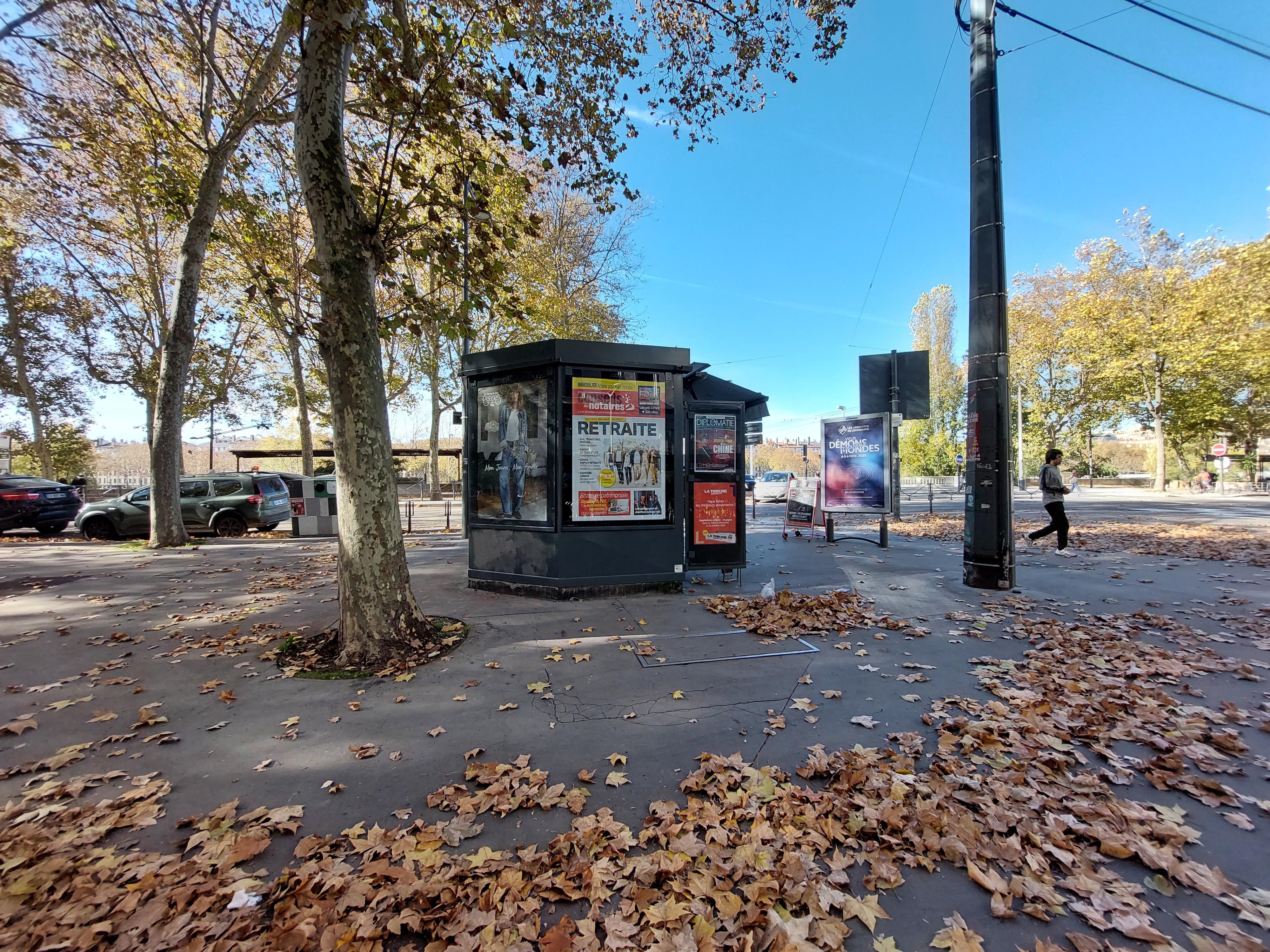 Sur un très bel emplacement à l'angle du cours de la Liberté et du cours Lafayette, sur la place Jussieu (voir photos en pièces jointes), nous vous proposons d'être un acteur local en devenant kiosquier « presse – loto – multiservices ».

En tant que gérant indépendant enregistré au Registre du Commerce (non salarié, SAS, SASU, SARL, EURL, EI, micro-entreprise…), vous animerez ce kiosque.

Idéal pour un complément de revenu, les retraités sont les bienvenus.

Vous disposerez de ce kiosque de 12m² sans droit d’entrée, sans investissement dans un pas de porte ou fonds de commerce avec de faibles charges :

Loyer 200€ HT mensuel, dépôt de garantie 720€
Electricité
Assurance
Routeur ou box 4G
Caisse informatisée spécifique à la presse(Strator, Bimedia, JDC…): entre 80 et 100€/mois
Un fond de roulement/trésorerie d'au moins 5000€ est conseillé pour votre fonctionnement
Contrat de 2 ans renouvelable jusqu'en  juin 2030 (sera renouvelé après le renouvellement d'une convention kiosque après cette date)

Un agrément de diffuseur de presse en effectuant une formation obligatoire vous sera délivré. Le dépôt de presse OYE DISTRIBUTION à CHAPONOST vous indiquera les conditions et le métier, et il vous livrera quotidiennement les journaux.

Un autre dossier sera à présenter pour les jeux (PMU/ “la Française des Jeux/FDJ”). Prévoyez 2 à 3 mois  avant une ouverture(avec les jeux).

Les activités exercées sont principalement, la presse :

Presse nationale(23%) et régionale(14%)
Les jeux de la Française des jeux (FDJ): jeux de grattage, tirage (5%)
Les souvenirs, les cartes postales, librairie, petits relais colis, bimbeloterie…
Les boissons, les glaces emballées, les confiseries…

Nous pourrons étudier ensemble  d'autres services pour le kiosque (artisanales ou autres).

Vos revenus proviendront des commissions

Les horaires sont en général de 7h/7h30 –18h/19h
(Dimanche si vous le souhaitez)

Je reste à votre écoute pour vous apporter plus de détails.
