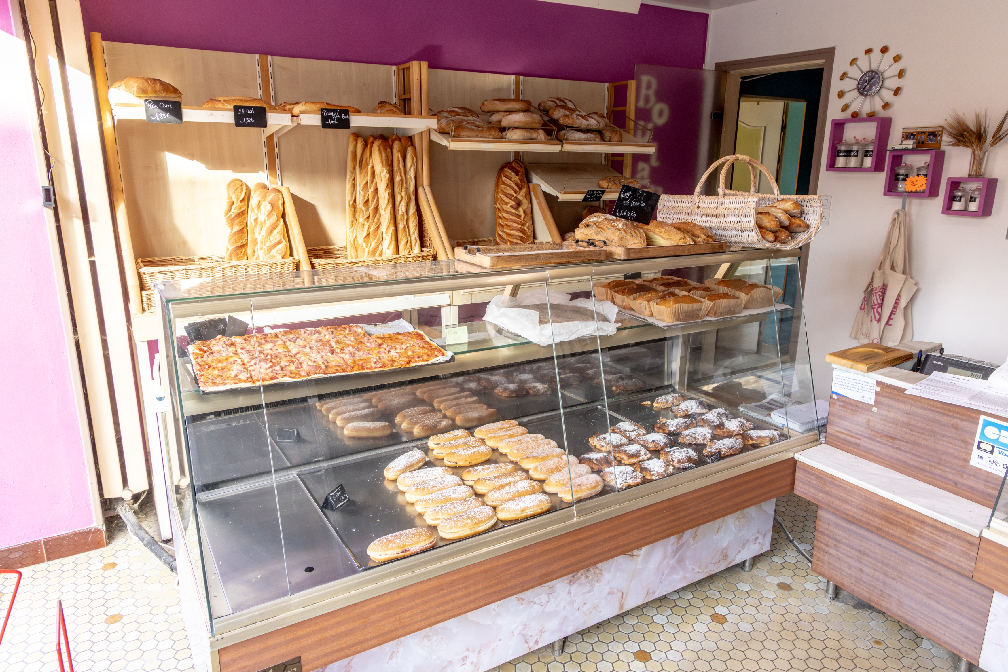 À VENDRE – BOULANGERIE EN PLEIN CENTRE-BOURG
LE FERRÉ (35420) – Commune dynamique de plus de 700 habitants

Boulangerie artisanale implantée depuis 1899, idéalement située au cœur du bourg, sur une rue passante offrant une excellente visibilité.

Description du fonds de commerce (100 m²)
•	Magasin en façade donnant sur l’axe principal du village
•	Fournil équipé, comprenant :
o	Four à fioul 6 bouches
o	Tapis élévateur
o	Matériel de boulangerie et pâtisserie laissé à l’acquéreur
•	Pas d’exclusivité meunière – aucun prêt meunier
•	Pas de silo à farine (travail en sacs)
•	À prévoir : remise en état de la vitrine du magasin et du pétrin

Logement compris
Un logement spacieux de 120 m², situé au-dessus de la boulangerie, idéal pour une installation en famille ou pour réduire les charges de fonctionnement. Loyer 720 €
Atouts
•	Commerce historique, clientèle fidèle et locale
•	Tournée qui représente 1000 € / mois
•	Approvisionnement des collèges et écoles, maisons de retraite avoisinantes qui représentent 2800 environ / mois
•	Chiffre d’affaires 2024 : 125 000 €, en progression constante
•	Outil de travail complet, prêt à reprendre et développer
•	Zonage : FRR
•	Accompagnement possible : Mairie et Fougères Agglomération

Fonds de commerce vendu 55 000 € négociable